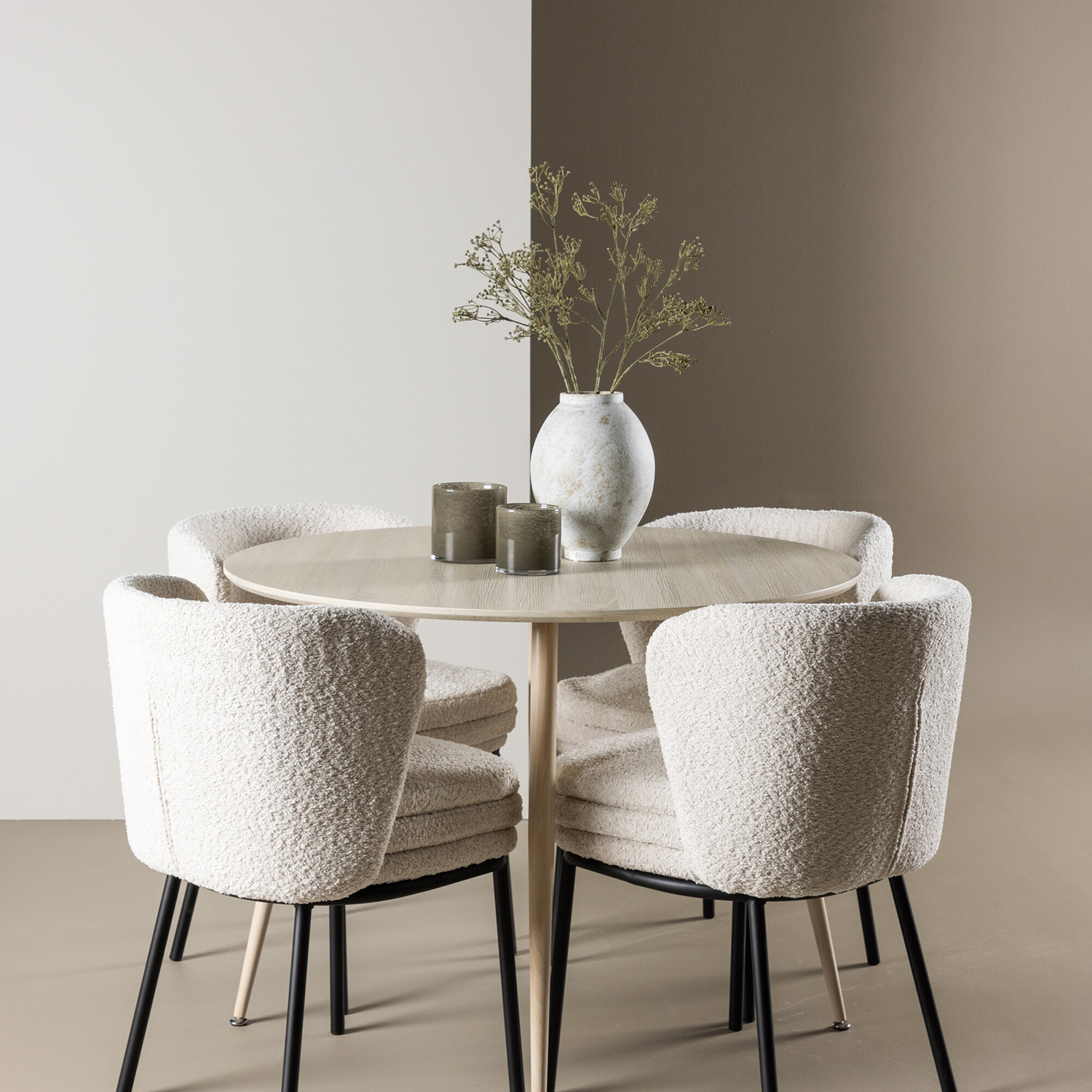 Matgrupp Venture Home Plaza Ø100 med 4 st Agnes Stolar