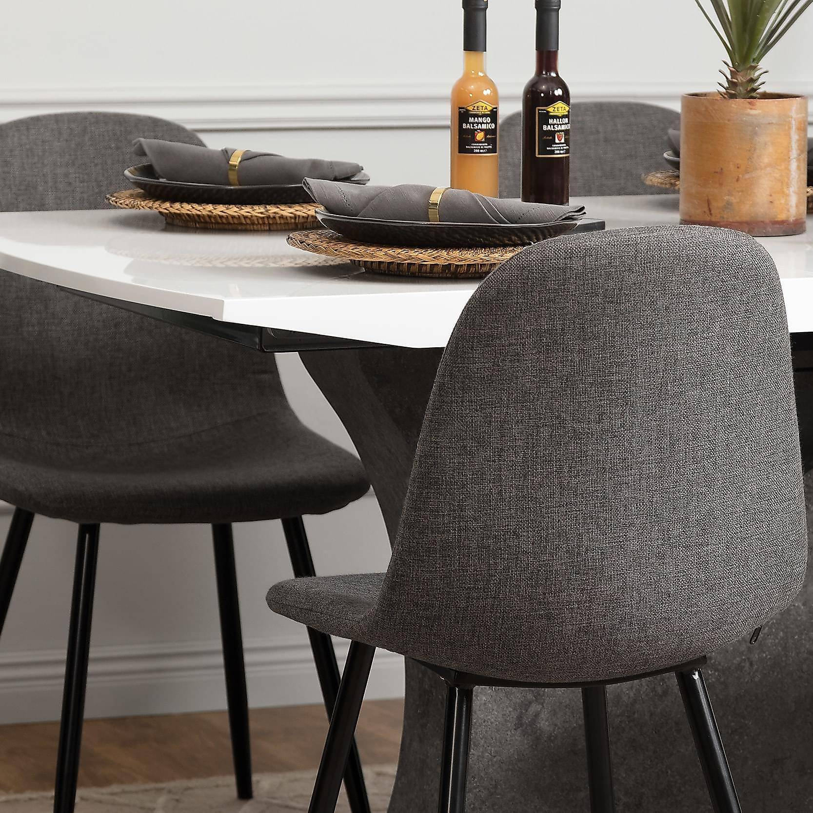 Matgrupp Concept 55 Azusa Rektangulärt Matbord 140-180 cm Förlängningsbartt med 4 John Matstol