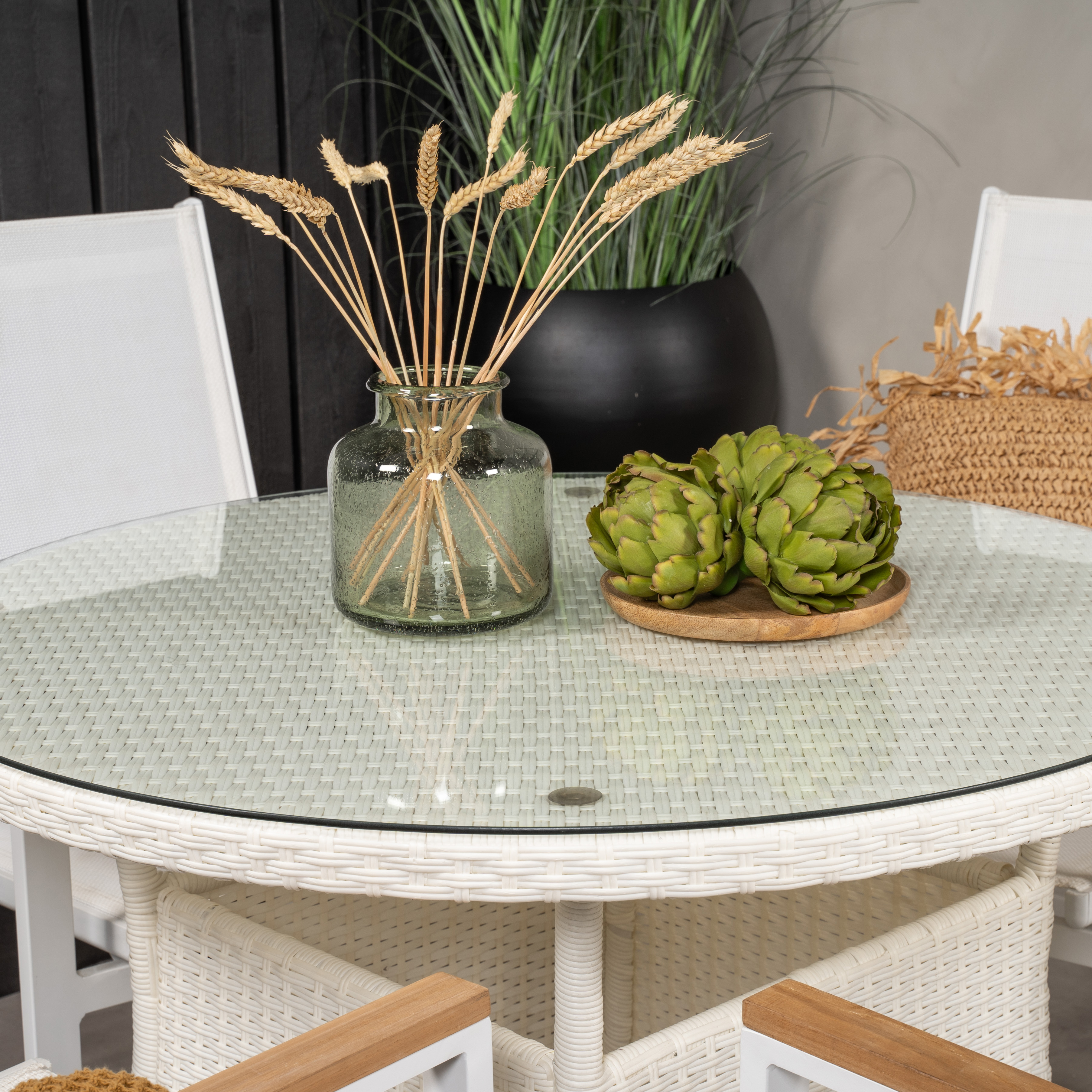 Matgrupp Venture Home Virda Ø 90 med 4 Thea Matstolar
