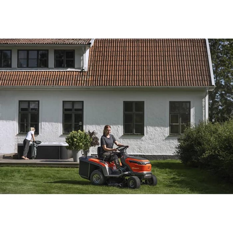 Trädgårdstraktor Husqvarna TC 100i Batteridriven med Uppsamlare