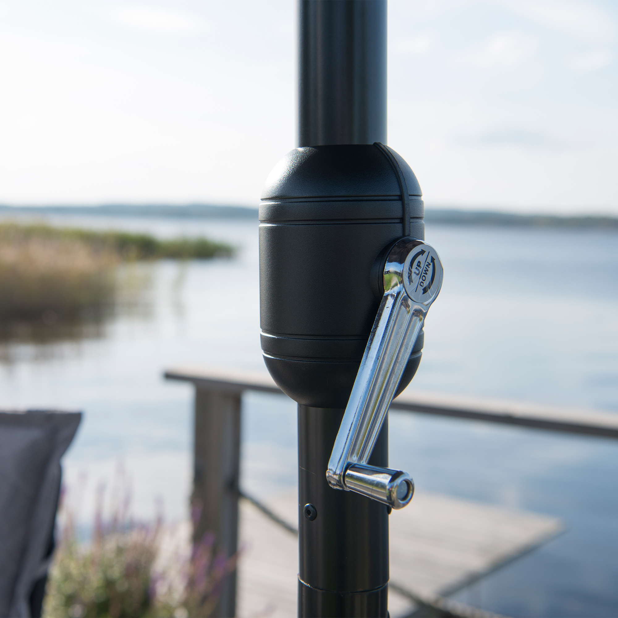 Parasoll Hillerstorp Ø300 cm Beige/Svart med Vev och Tilt Funktion