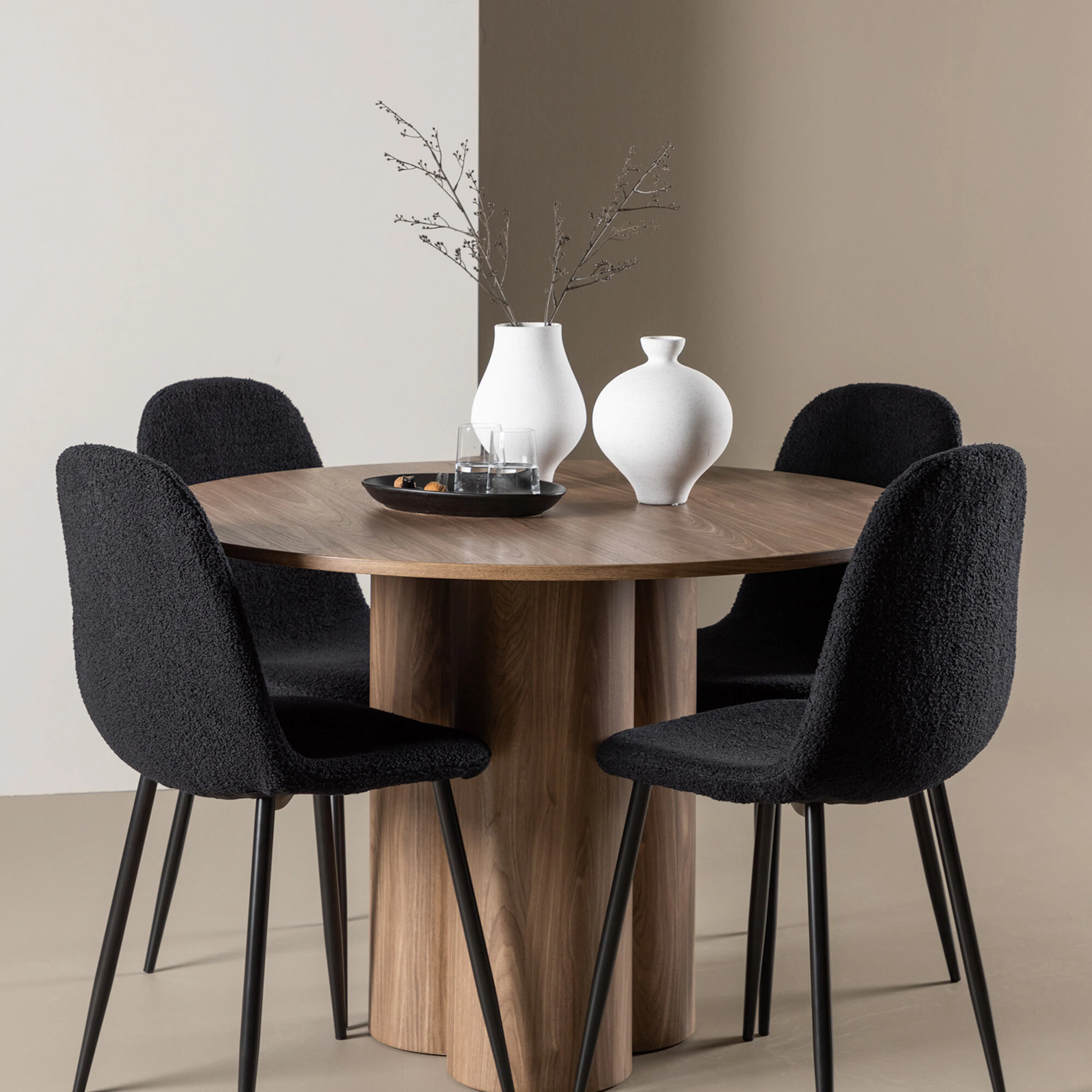Olivia Dining Table with Polar Dining Chair Mocka/Svart