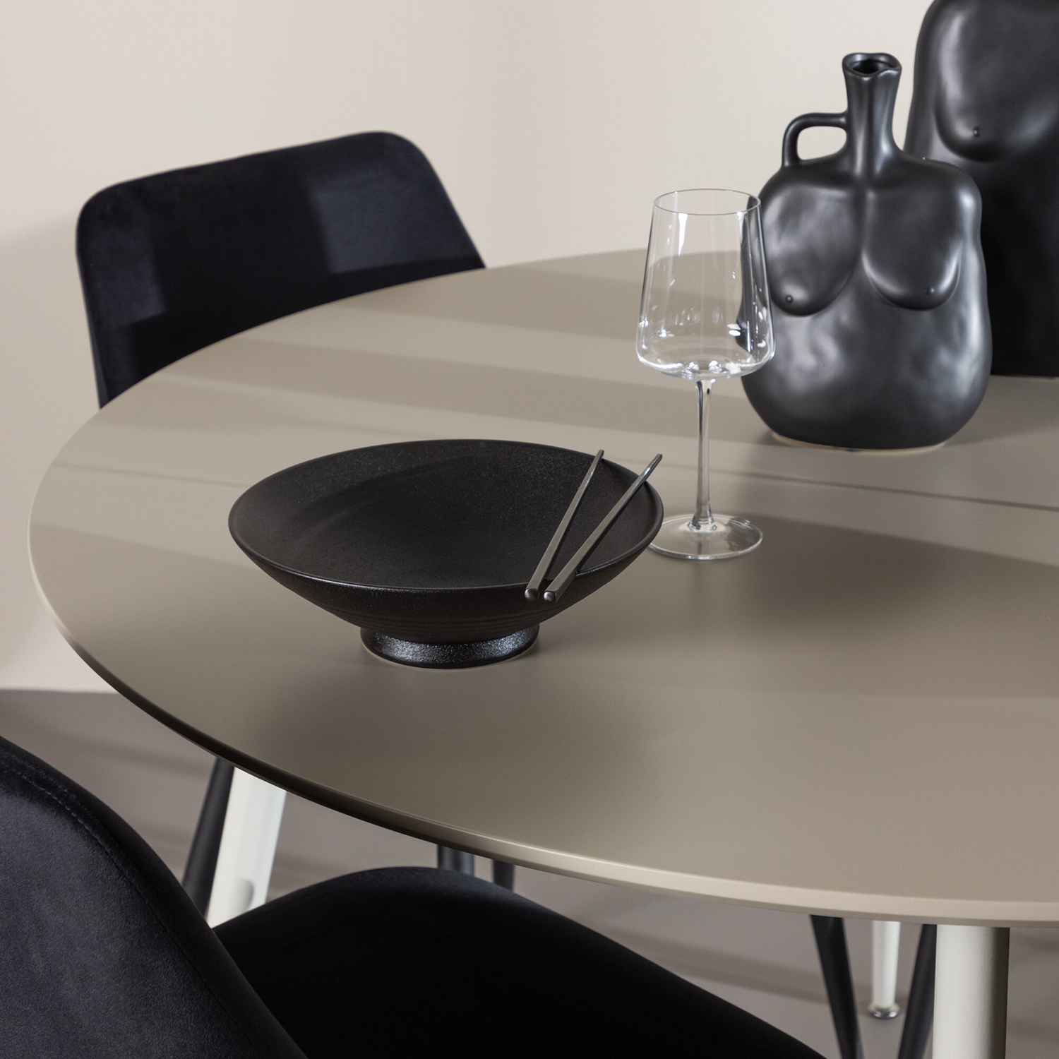 Matgrupp Venture Home Plaza Ø120 med 4 st Night Stolar