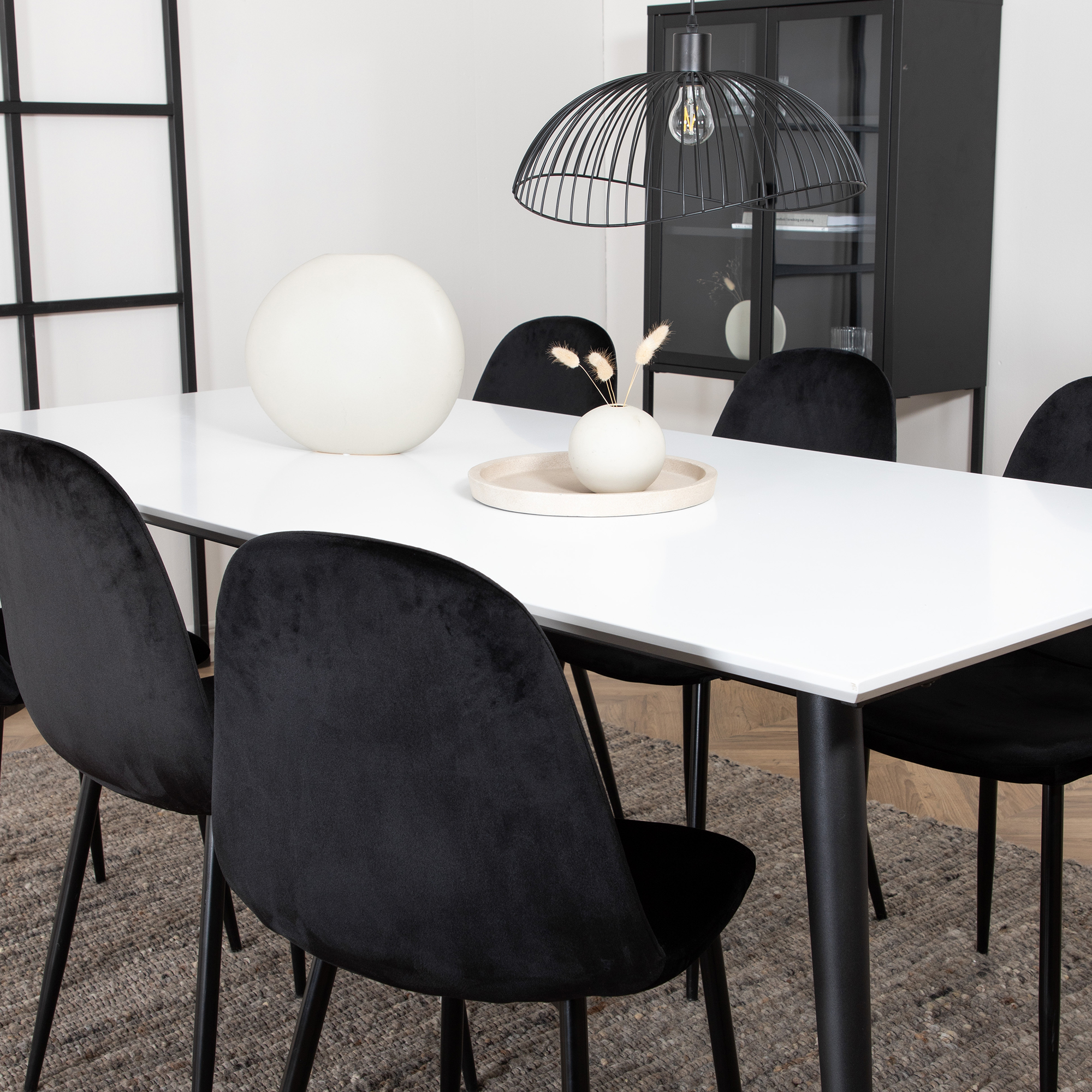 Matgrupp Venture Home Jolie med 6 Pobbie Stolar Metall