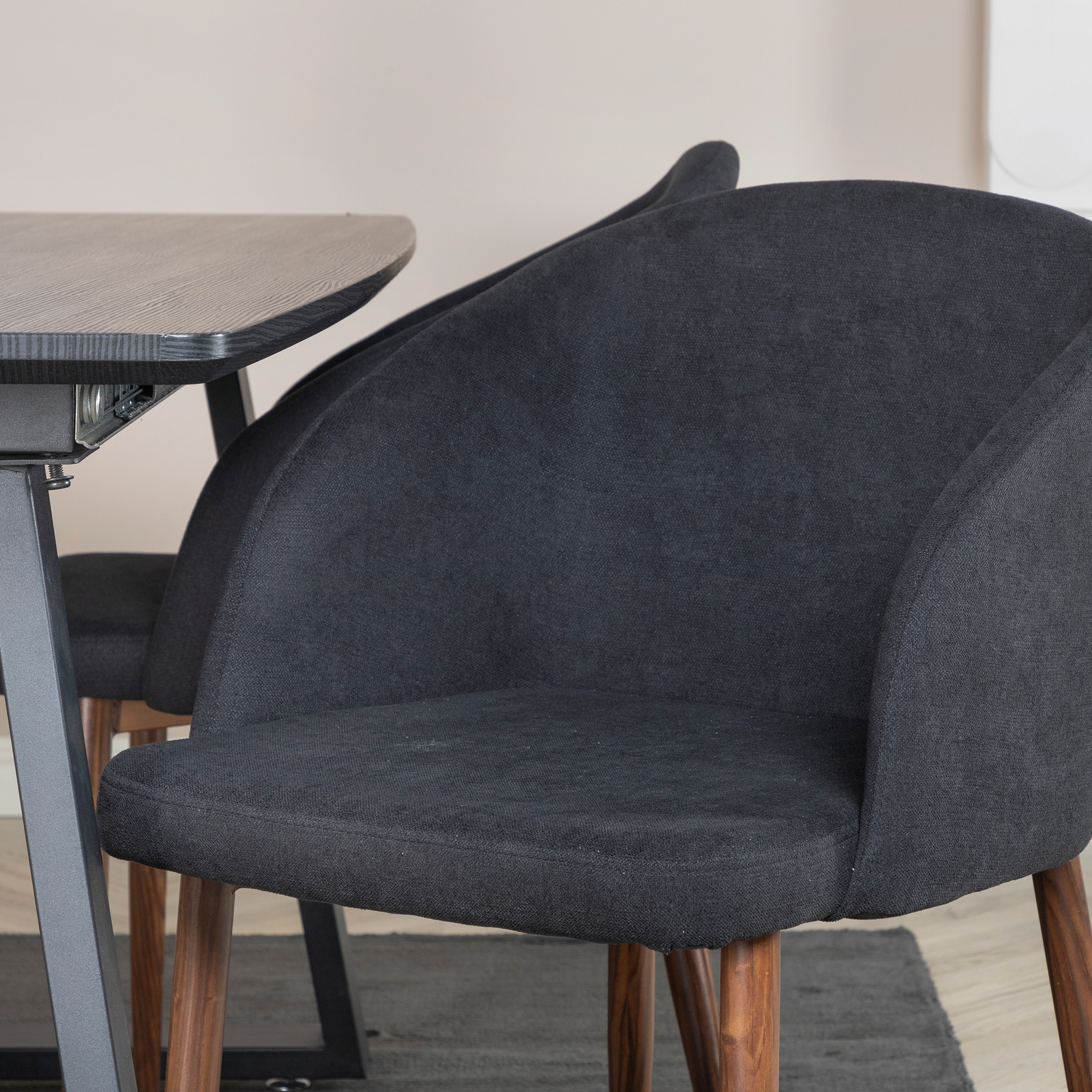 Matgrupp Venture Home Ina med 4 Archie Stolar