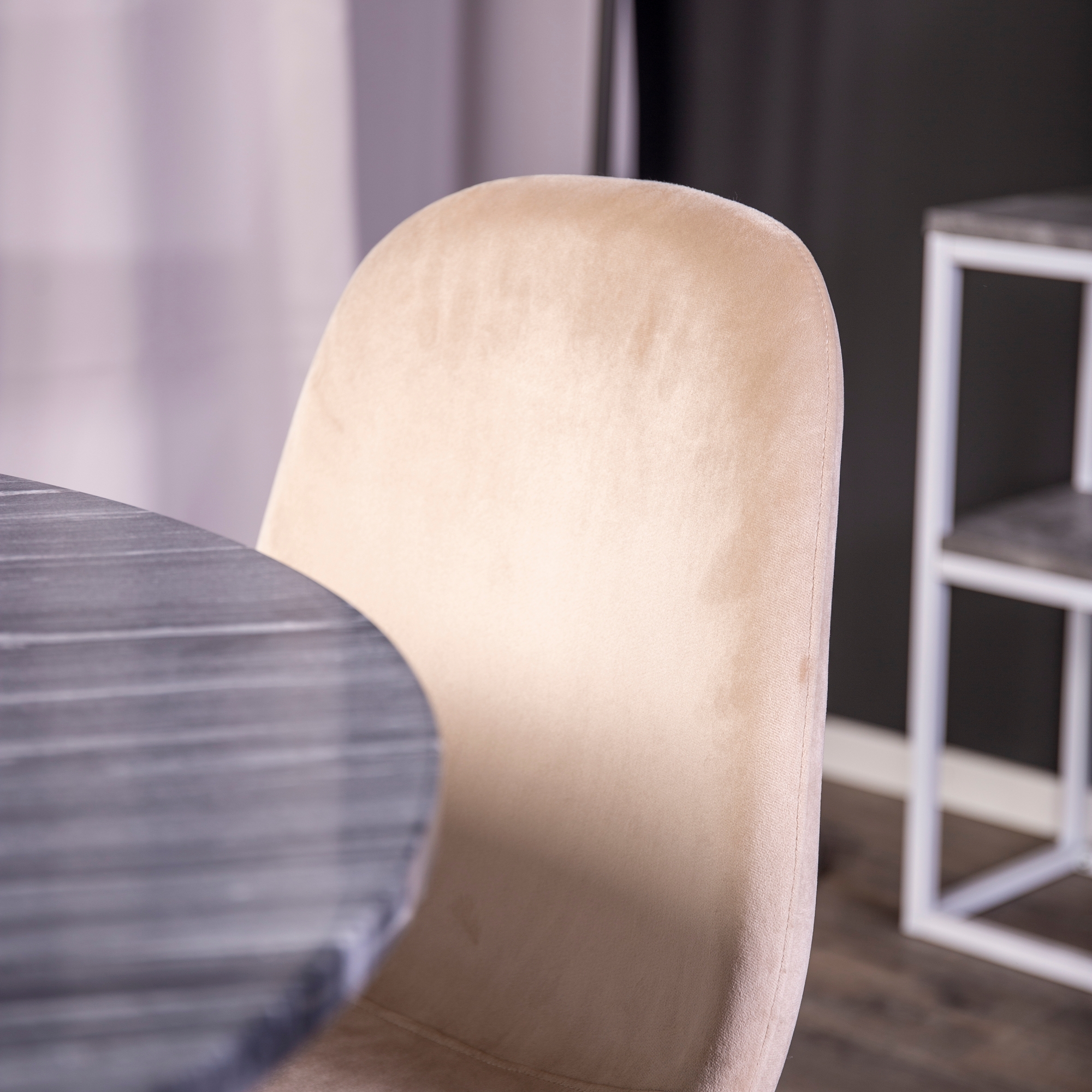 Matgrupp Venture Home Estelle Rund med 4 Pobbie Stolar Sammet