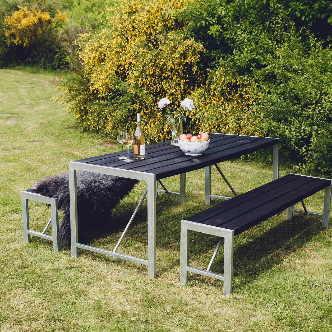 Bord och 2 Bänkar Hortus H-modell