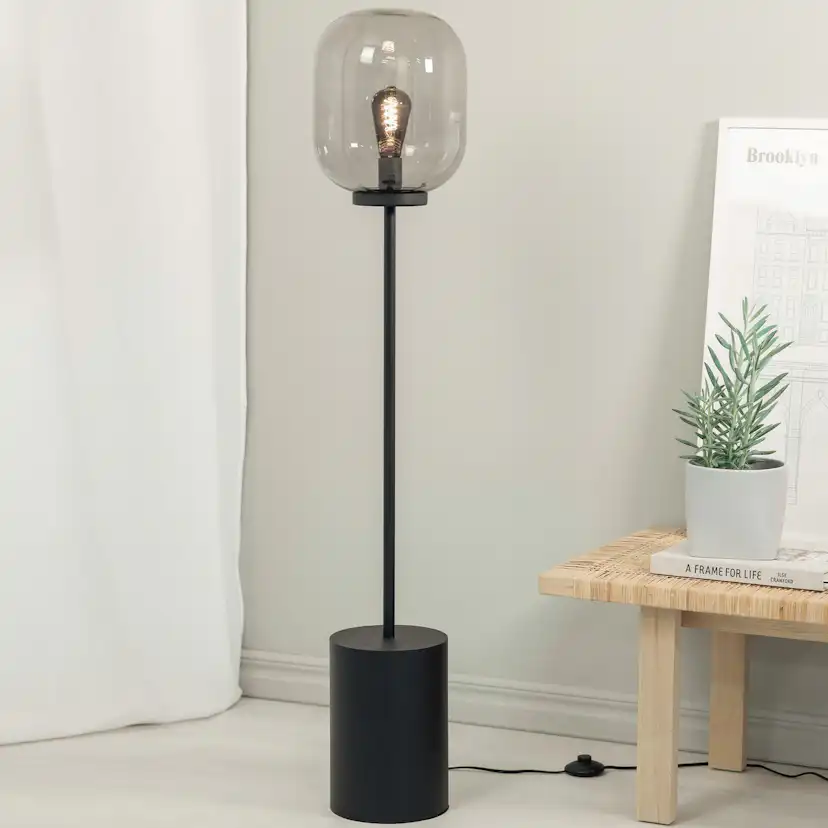 Golvlampa Markslöjd Brooklyn 1L Svart/Rökfärgad