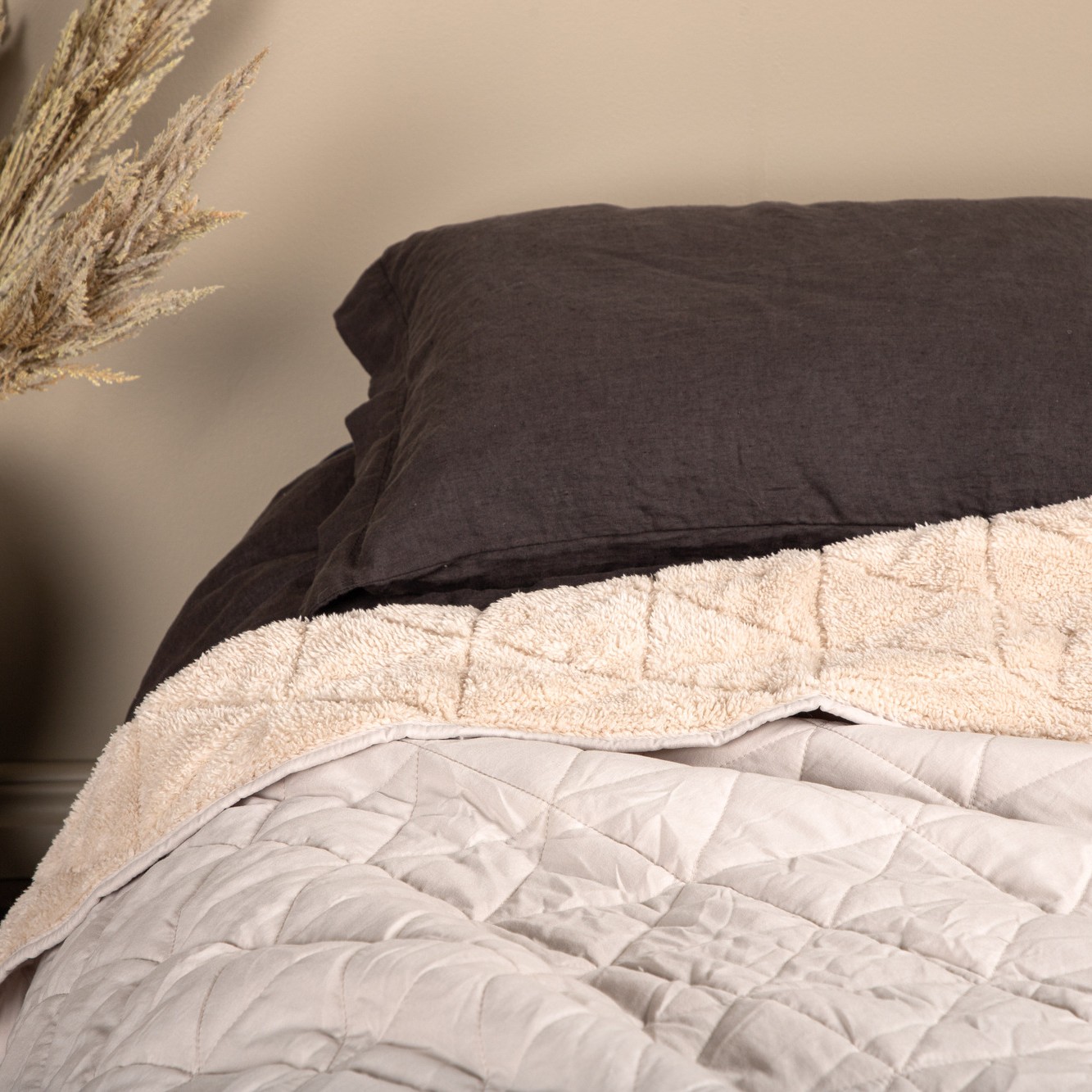 Nilla Bedspread Heavy brushed poly cationic/sherpa - Beige / Beige, Mått: 260x260 cm