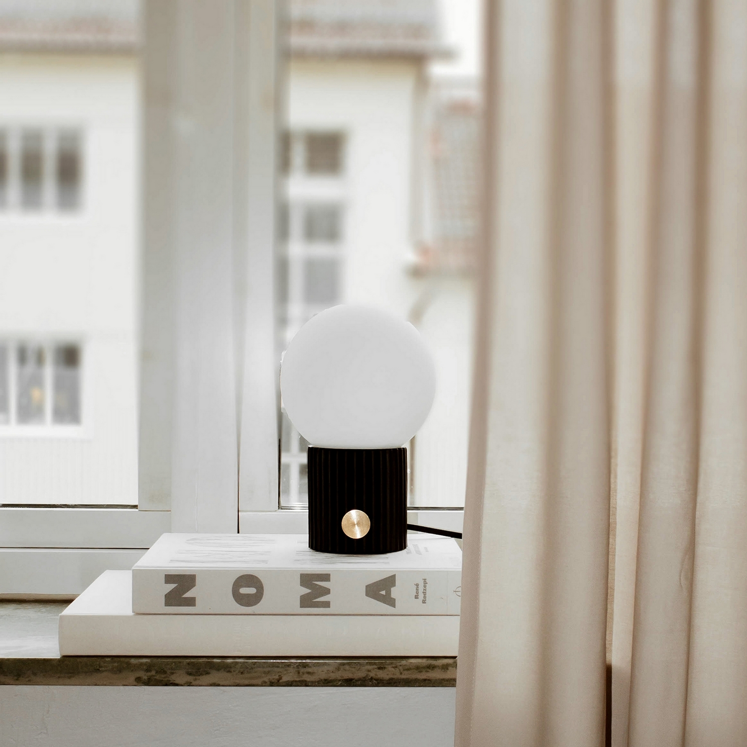 Bordslampa Globen Lighting Hubble