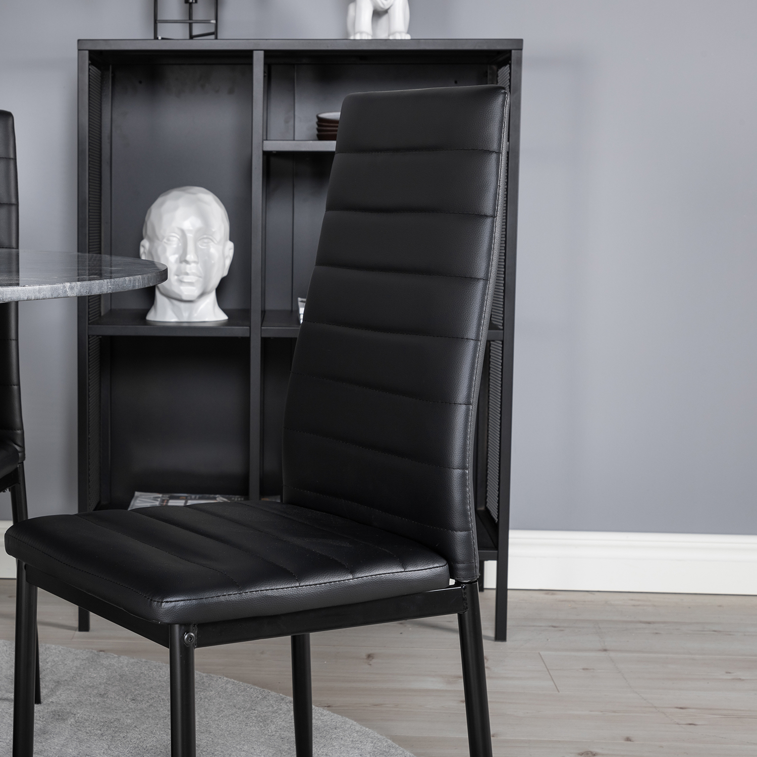 Matgrupp Venture Home Estelle med 4 Sly Stolar Konstläder