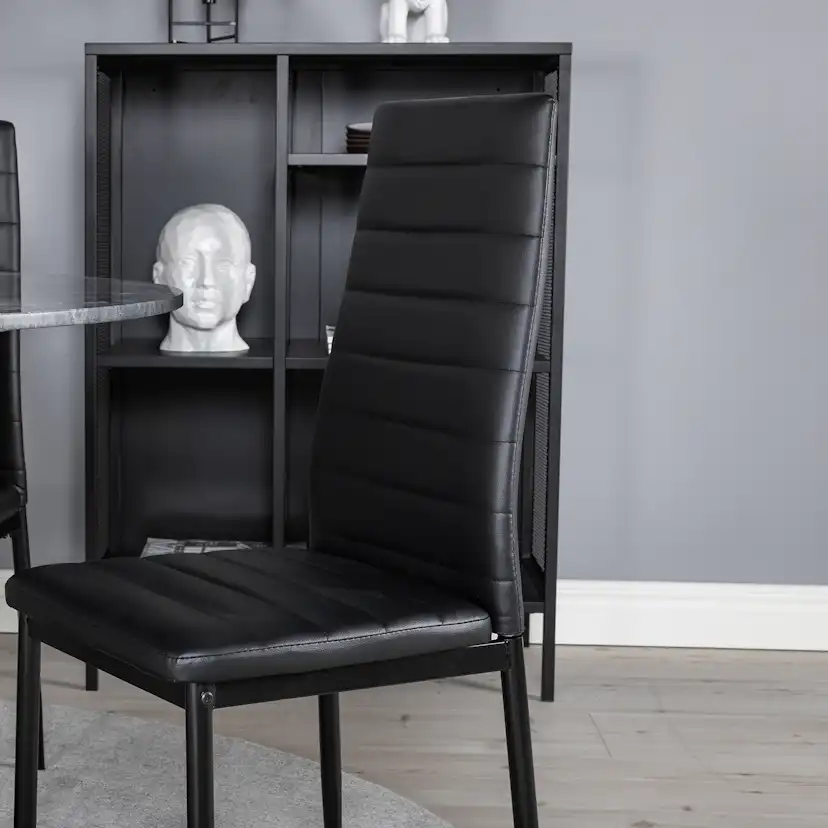 Matgrupp Venture Home Estelle med 4 Sly Stolar Konstläder