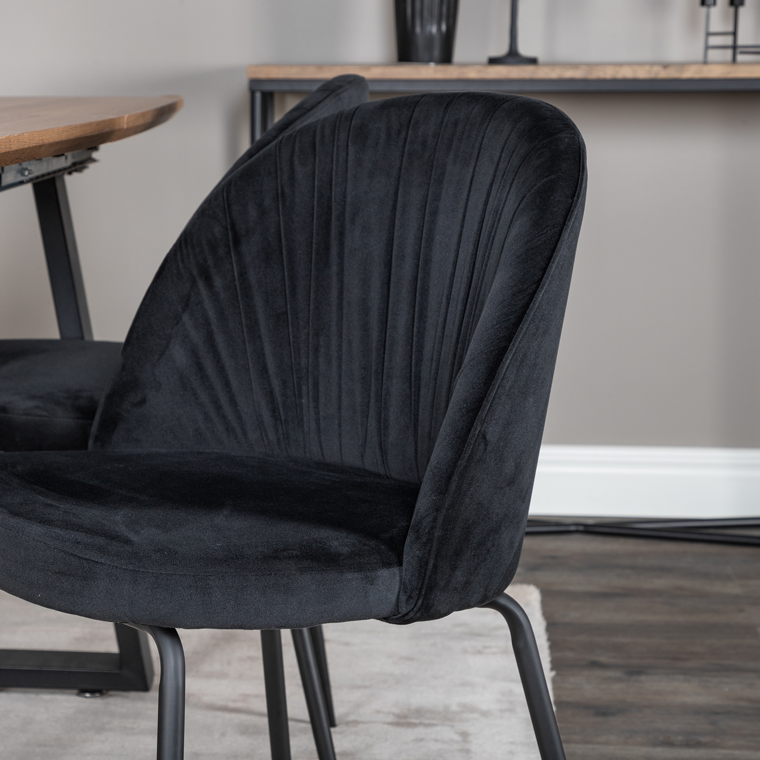 Matgrupp Venture Home Ina med 4 Wrigley Stolar Sammet