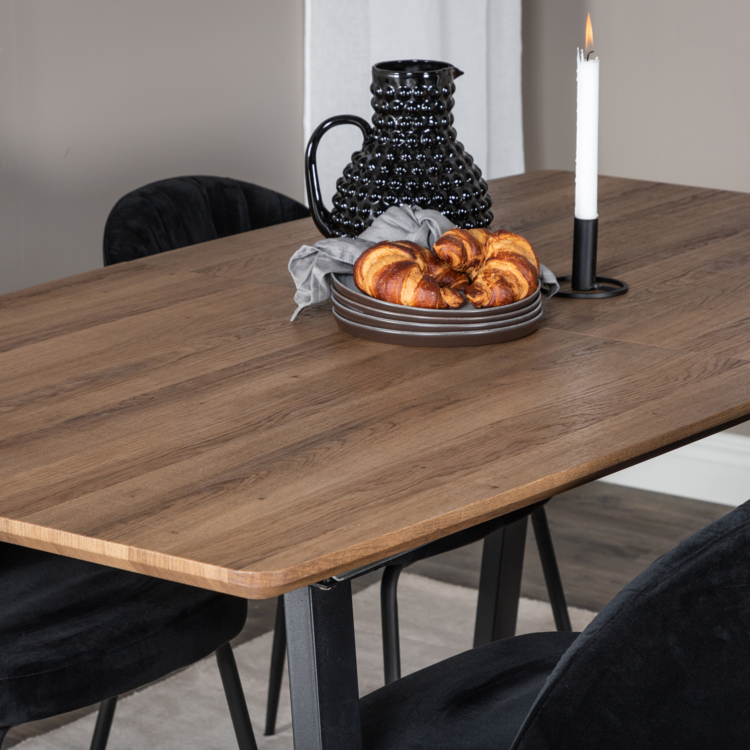 Matgrupp Venture Home Ina med 4 Wrigley Stolar Sammet