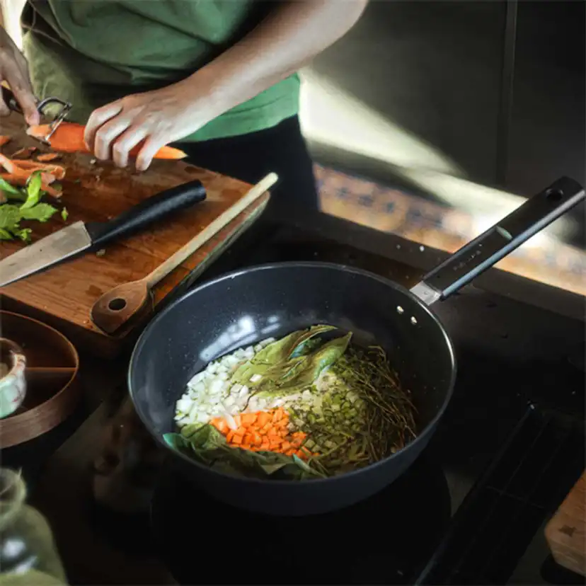 Wokpanna Fiskars Hard Face 4,5 L 28 cm Non-Stick Beläggning och Silikonlock
