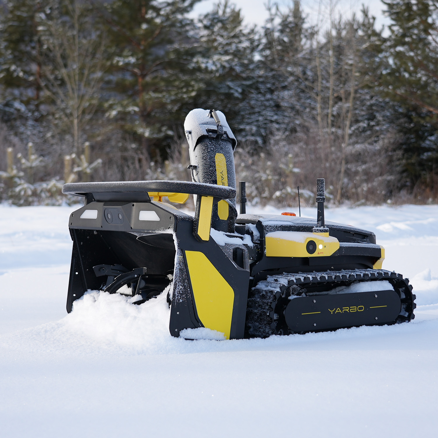 Robot Yarbo Core med Gräsklipparmodul och Snöslungemodul