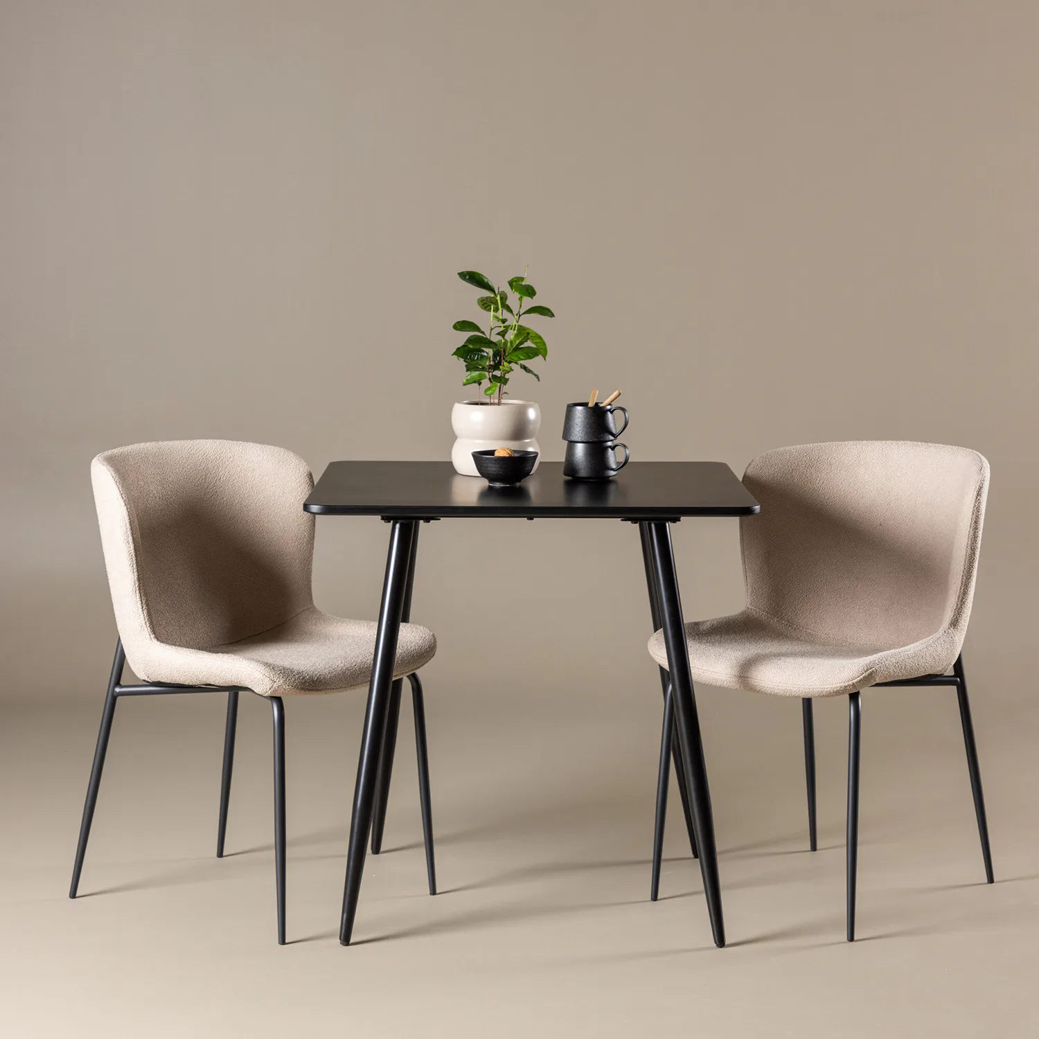 Polar Dining Table with Modesto Dining Chair Svart/Beige