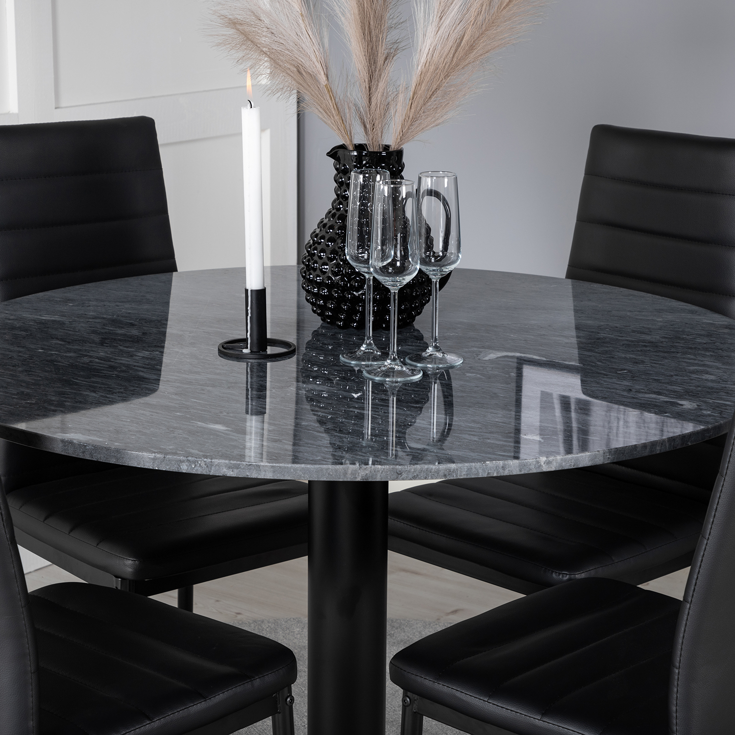 Matgrupp Venture Home Estelle med 4 Sly Stolar Konstläder