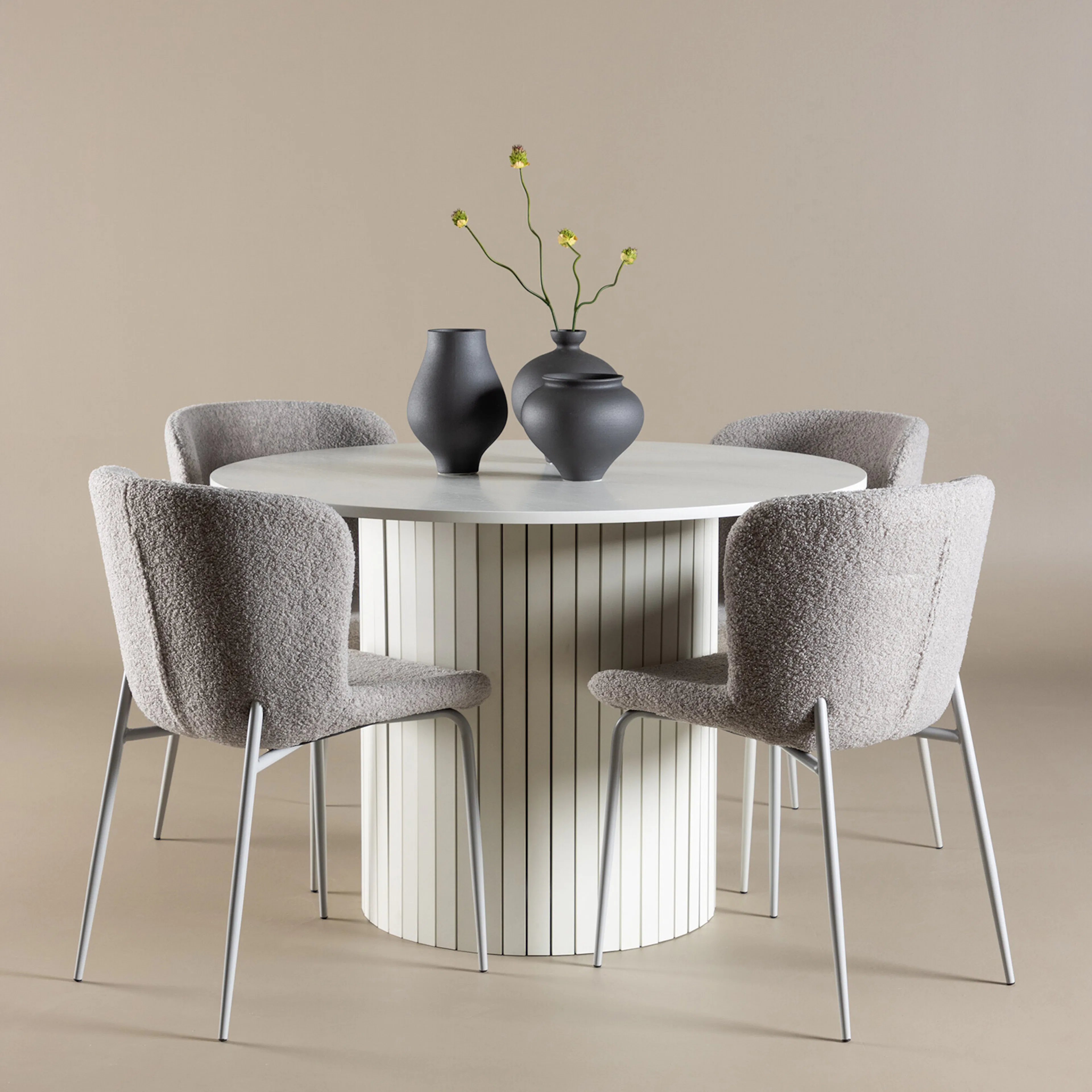 Härön Dining Table with Modesto Dining Chair Vit/Grå