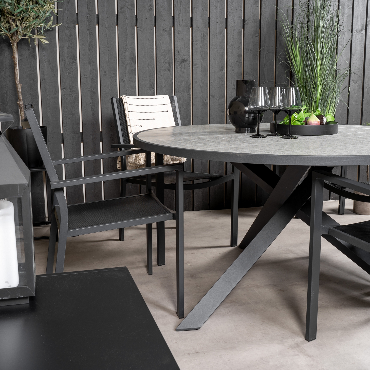 Matgrupp Venture Home Pincy Ø140 med 4 Copacabana Karmstolar