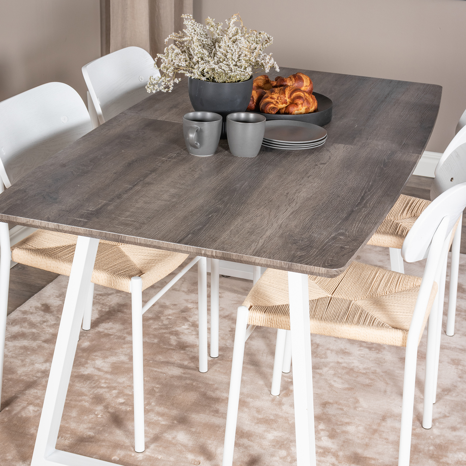 Matgrupp Venture Home Ina med 4 Peggy Stolar