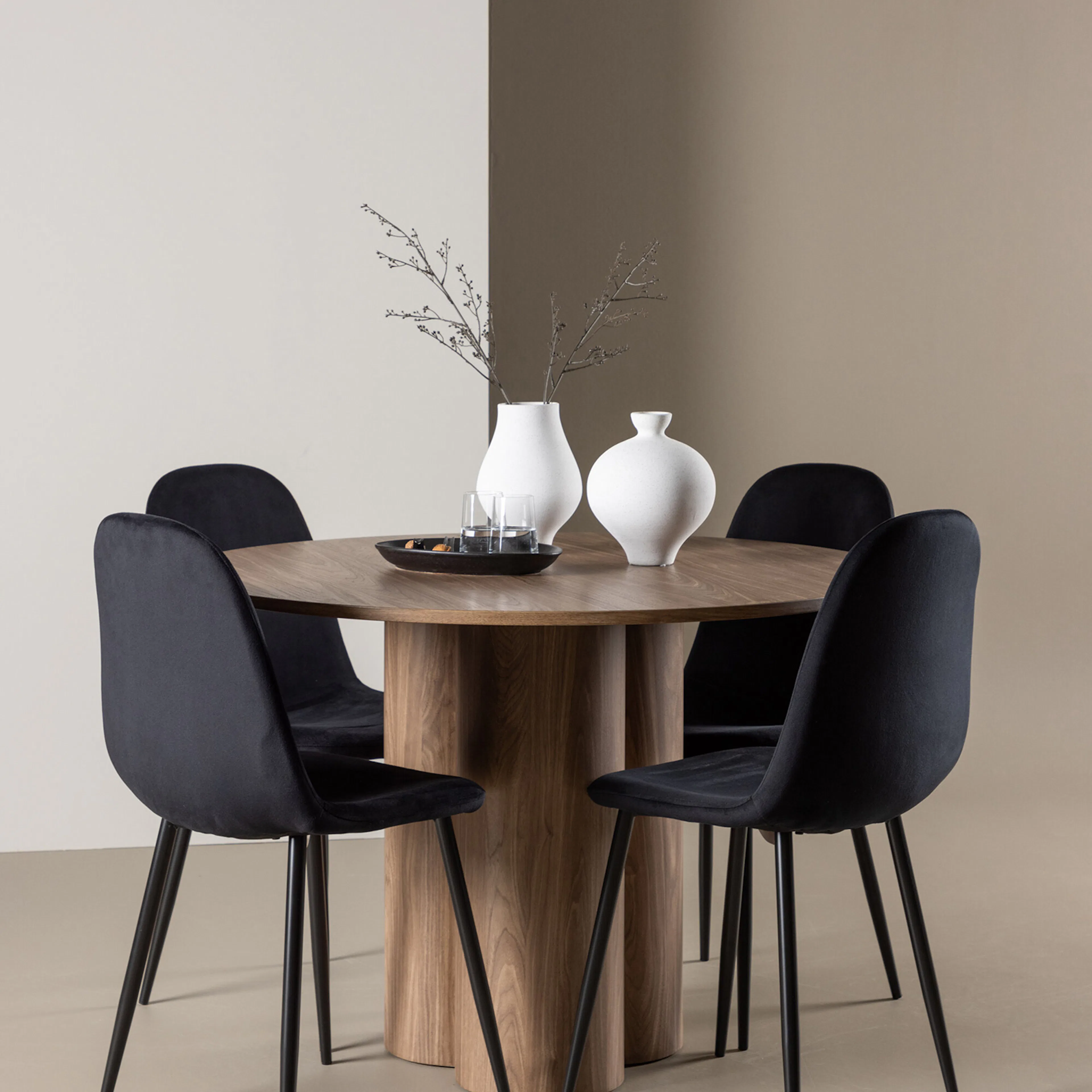 Olivia Dining Table with Polar Dining Chair Färg: Mocka/Svart, Ben: Svarta