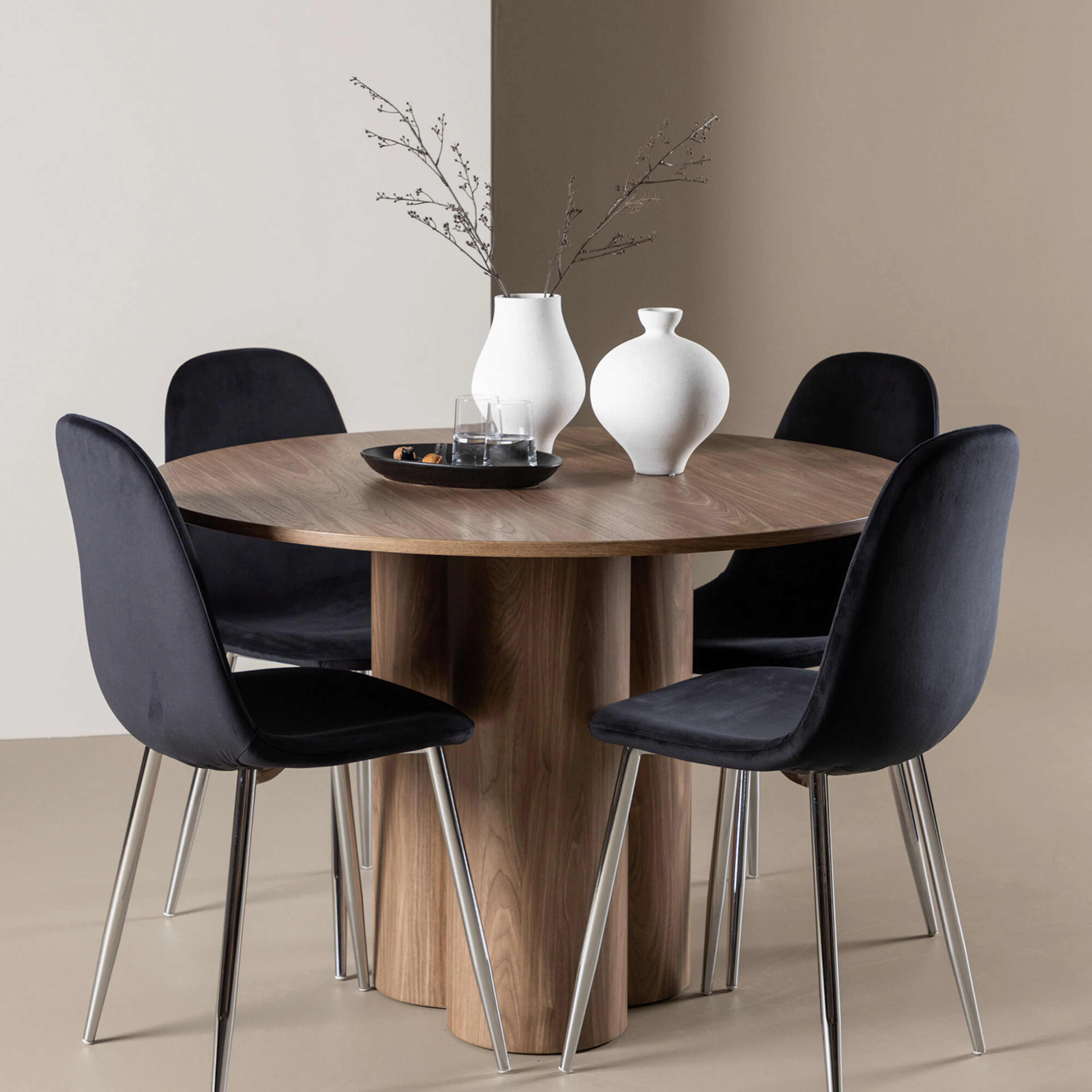 Olivia Dining Table with Polar Dining Chair Färg: Mocka/Svart, Ben: Stål