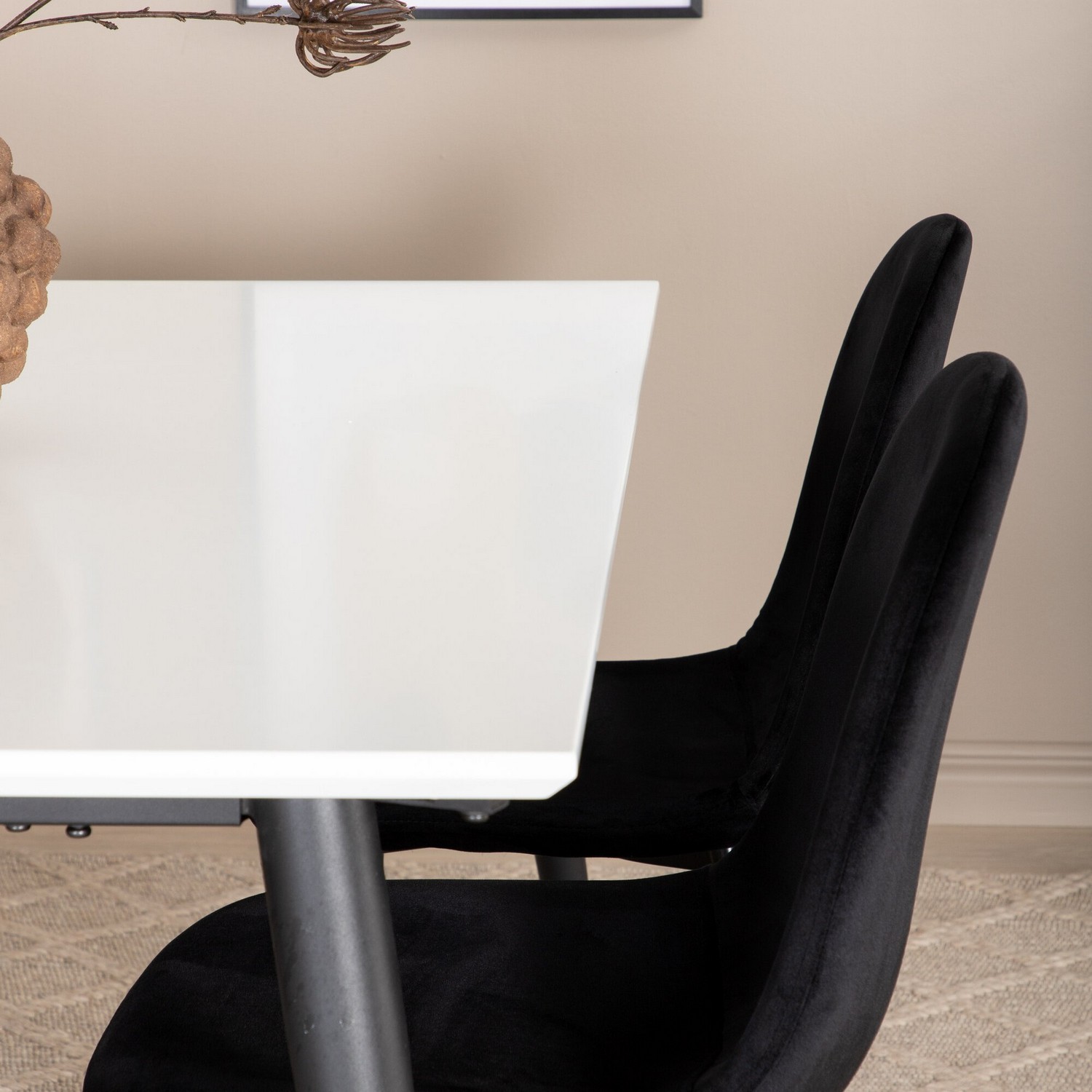 Matgrupp Venture Home Jolie med 4 Pobbie Stolar Metall