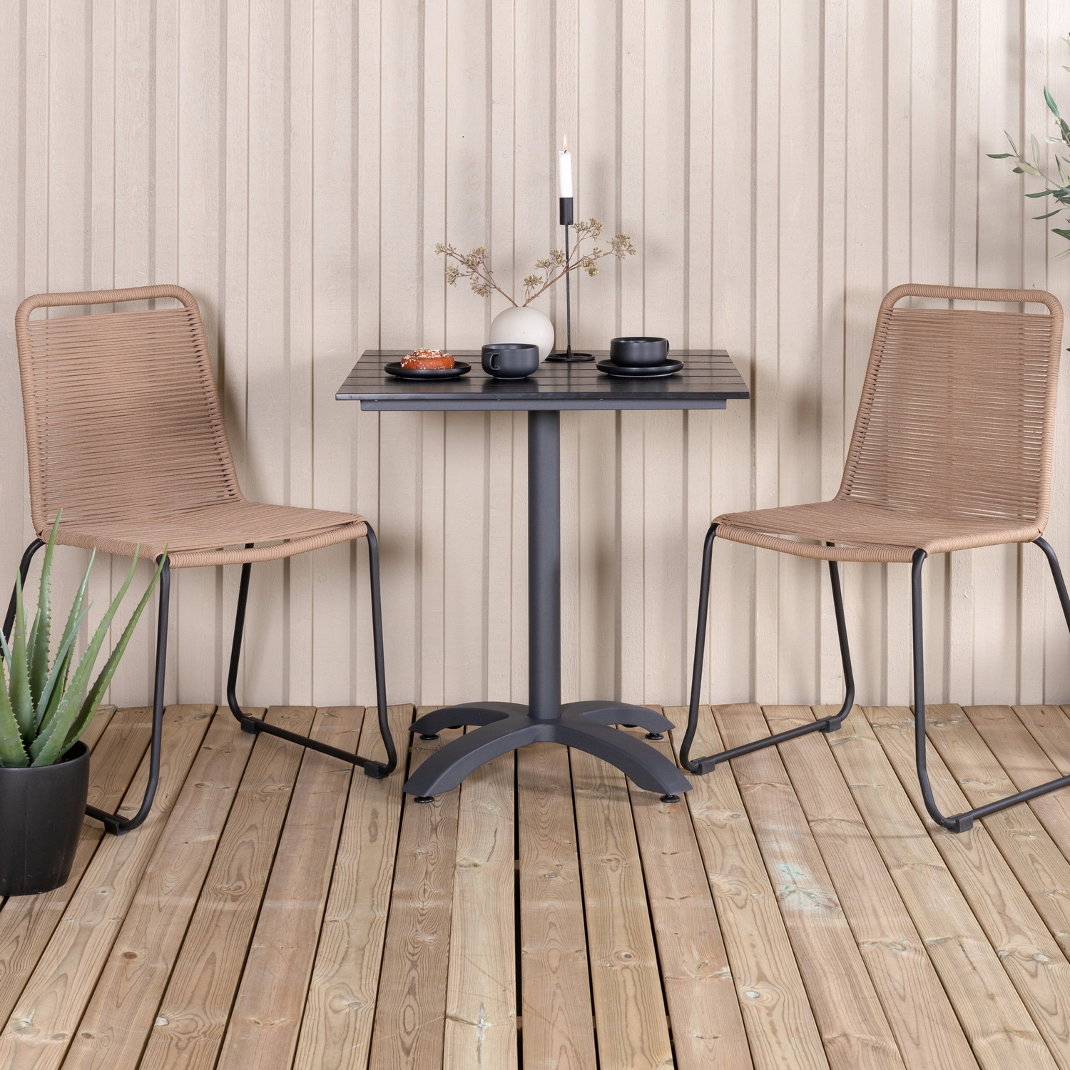 Matgrupp Venture Home Coco med 2 Leon Stapelbara Matstolar