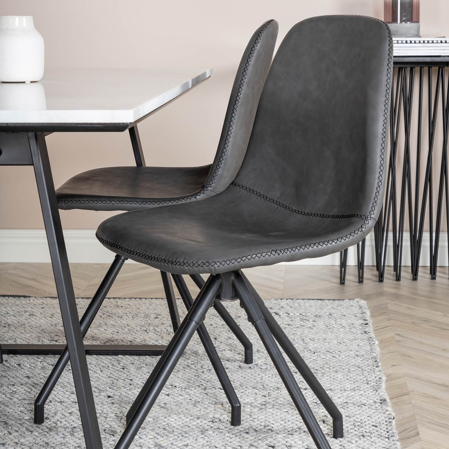 Matgrupp Venture Home Estelle 140 med 4 Pobbie Snurrfunktion Stolar Konstläder