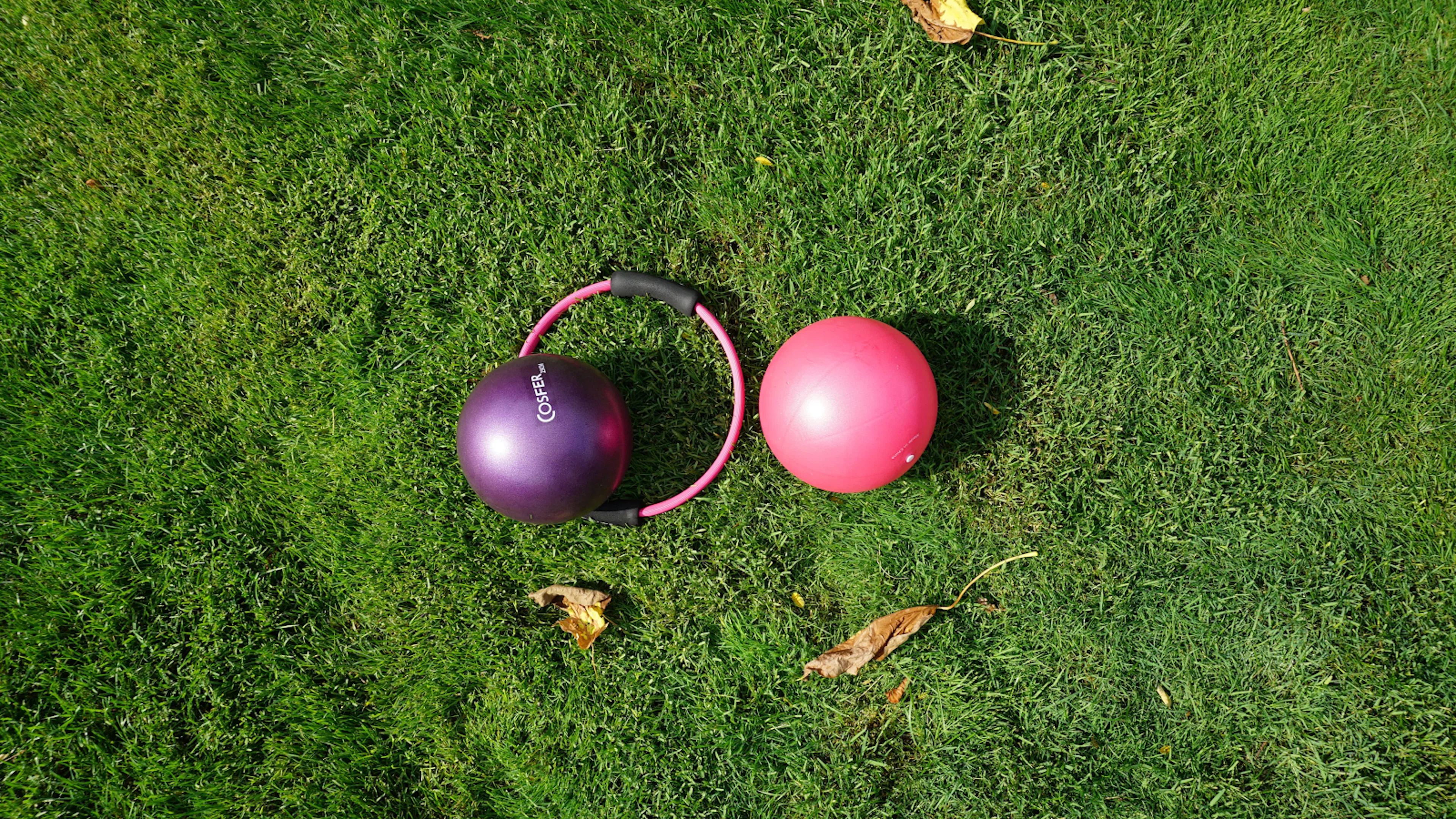 Därför ska du träna med pilatesboll – 6 effektiva övningar