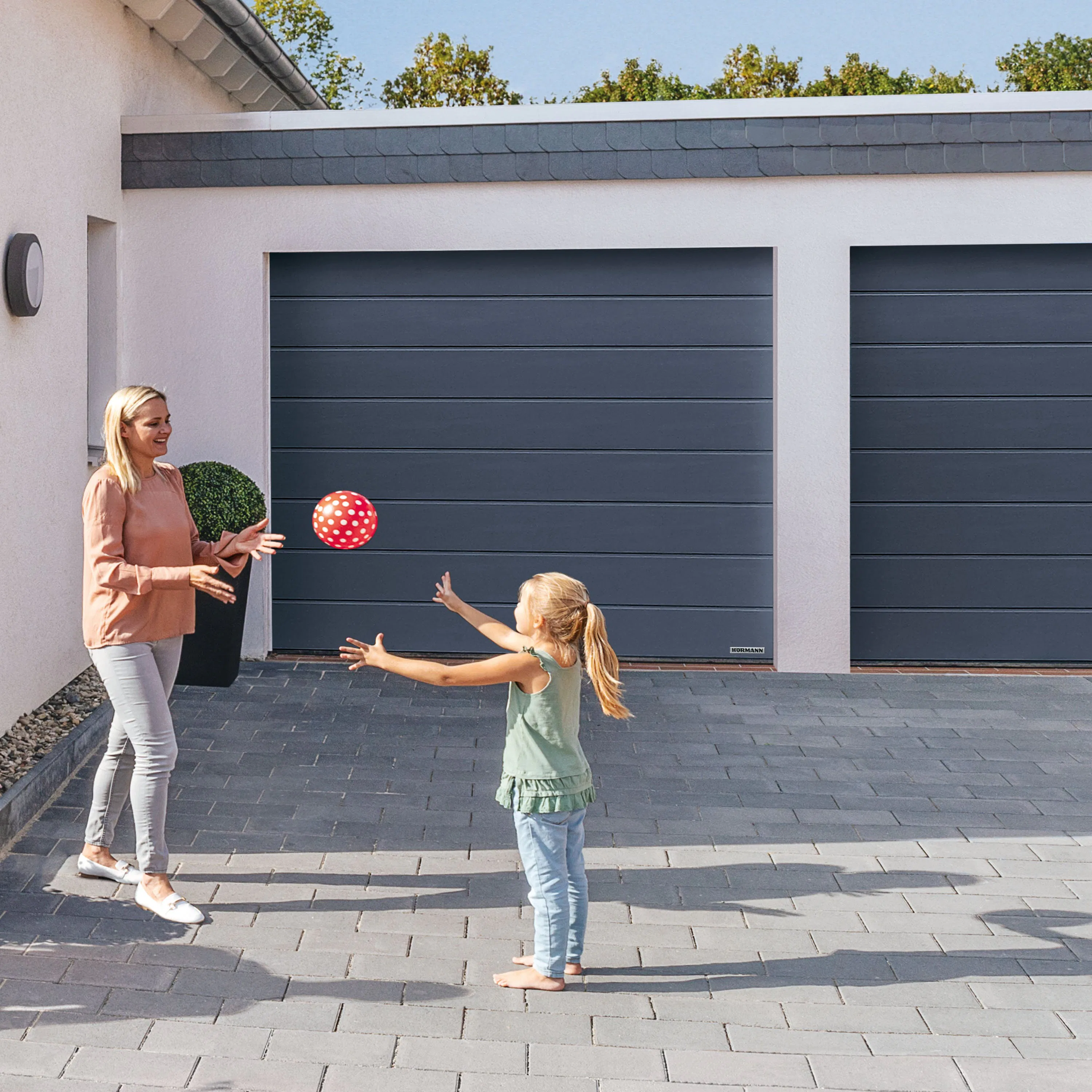 Välj rätt garageport – vi tittar närmare på slagportar, garagedörrar och takskjutportar