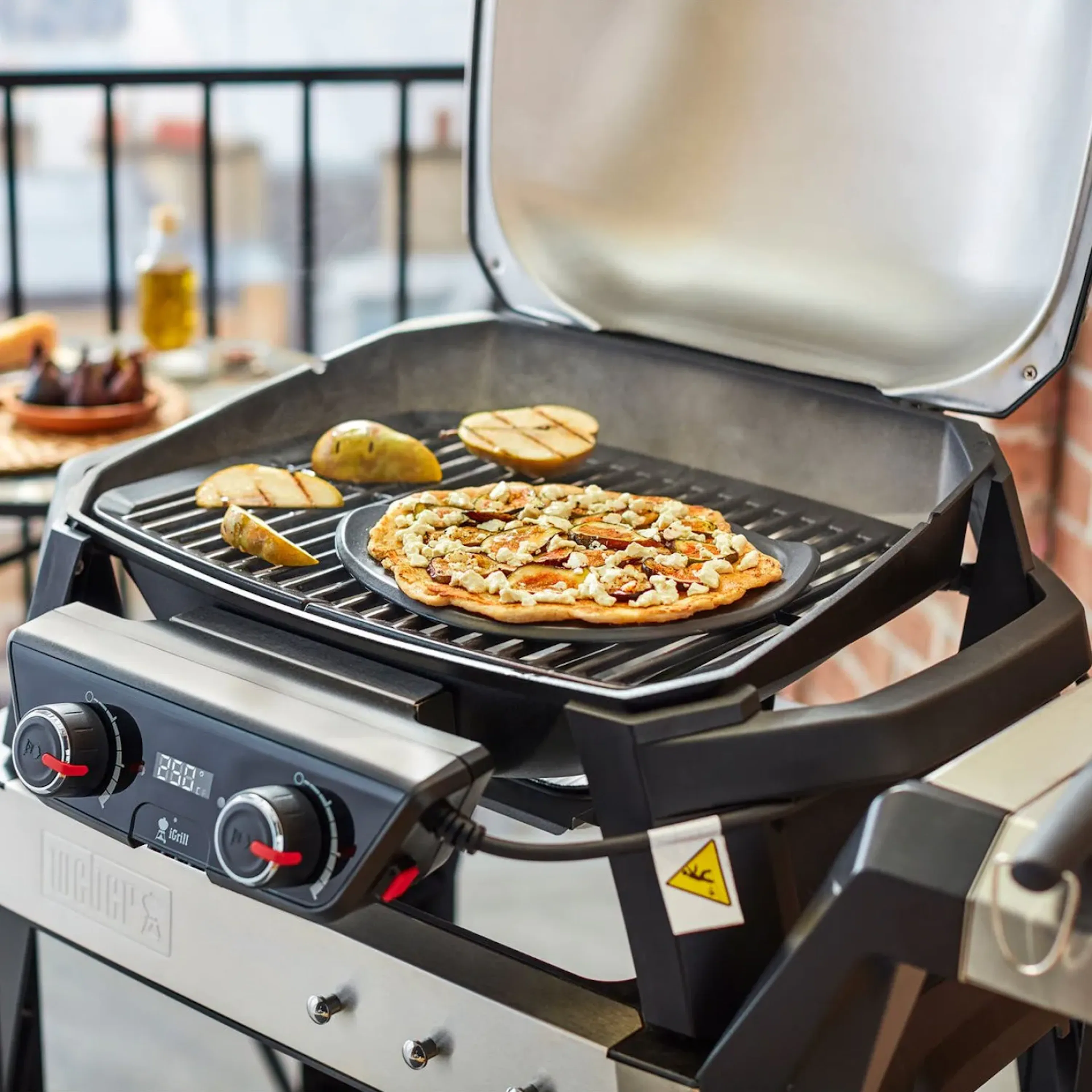 Grilla pizza med pizzasten på kolgrill och gasolgrill