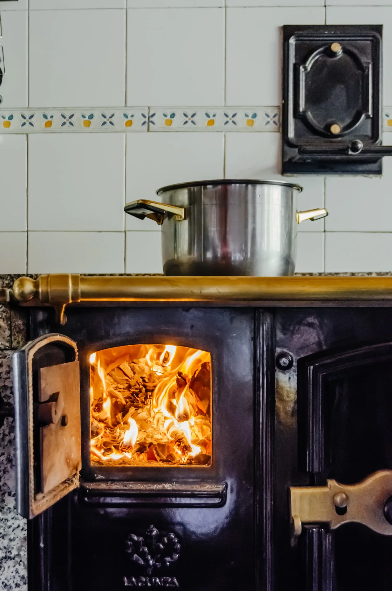 Modern vedspis – 4 moderna vedspisar som passar i lantkök