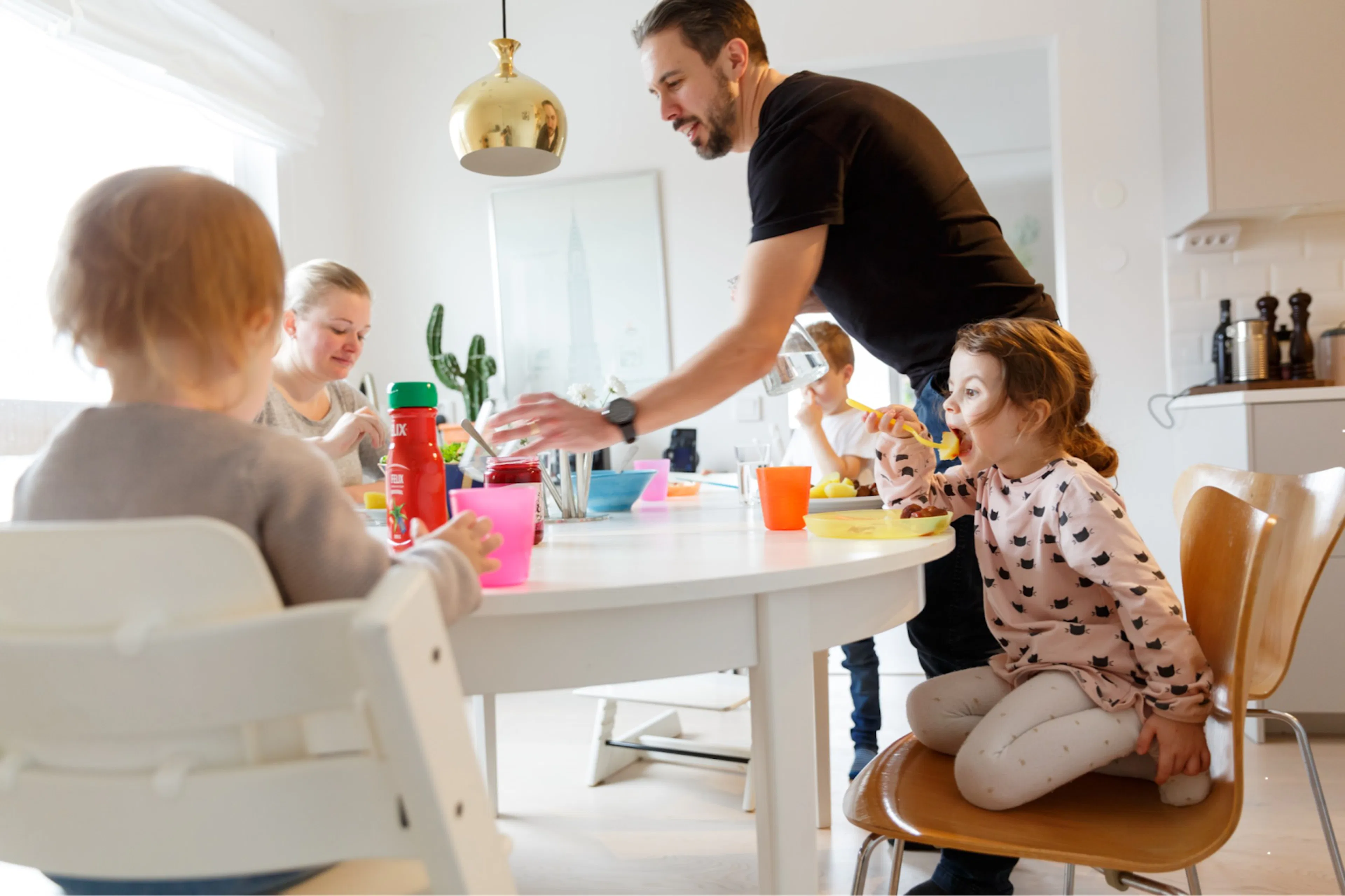 Lampa över köksö eller taklampa till köksbord? 5 tips för att välja rätt belysning i köket