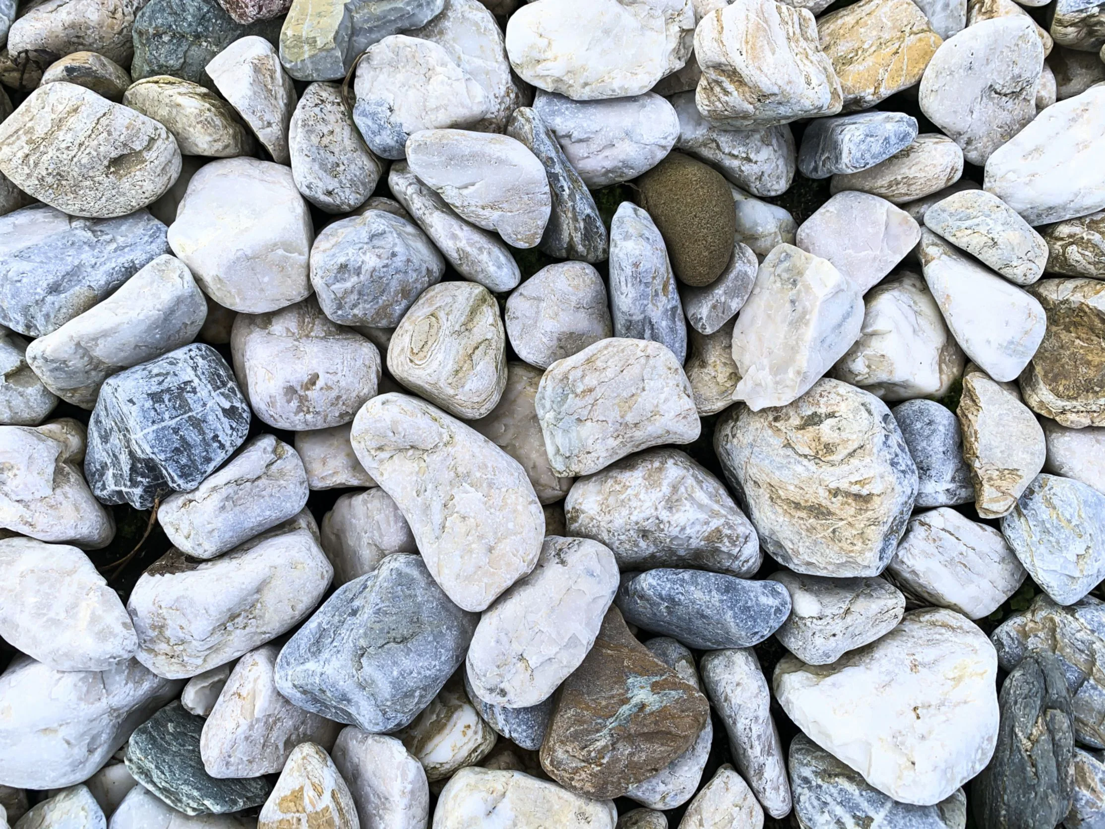 Inspiration rabatt med sten - anlägga rabatt med dekorsten i 7 enkla steg