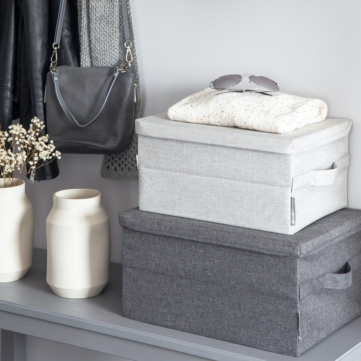 snygg garderobslösning med förvaringsboxar