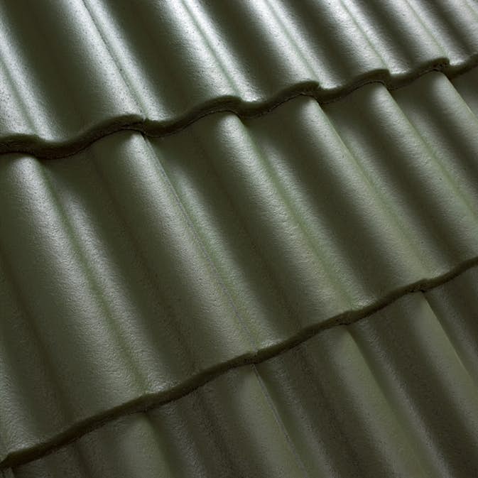 Takpanna i skogsgrön färg