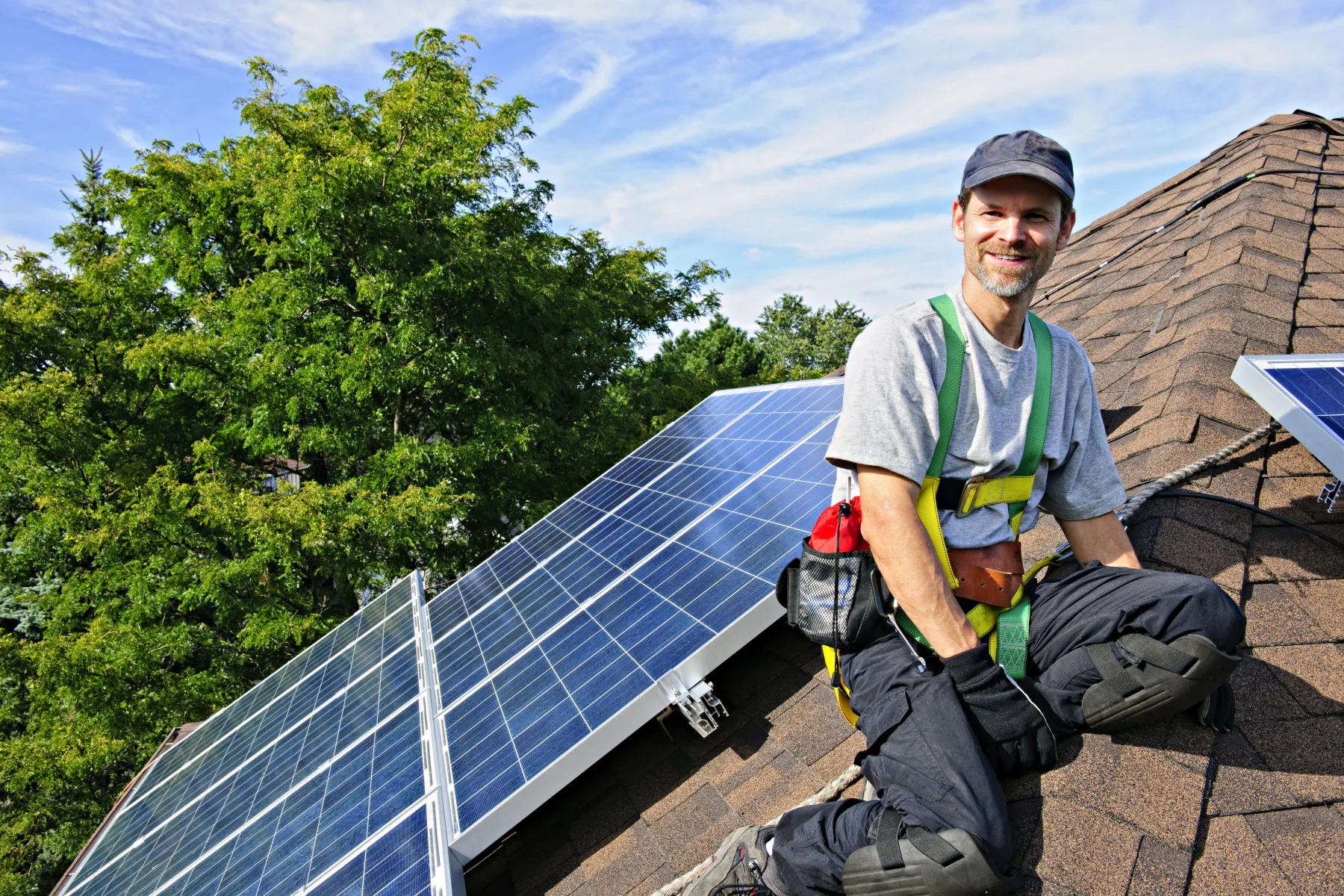 Installera solceller – anlita elektriker eller göra det själv?