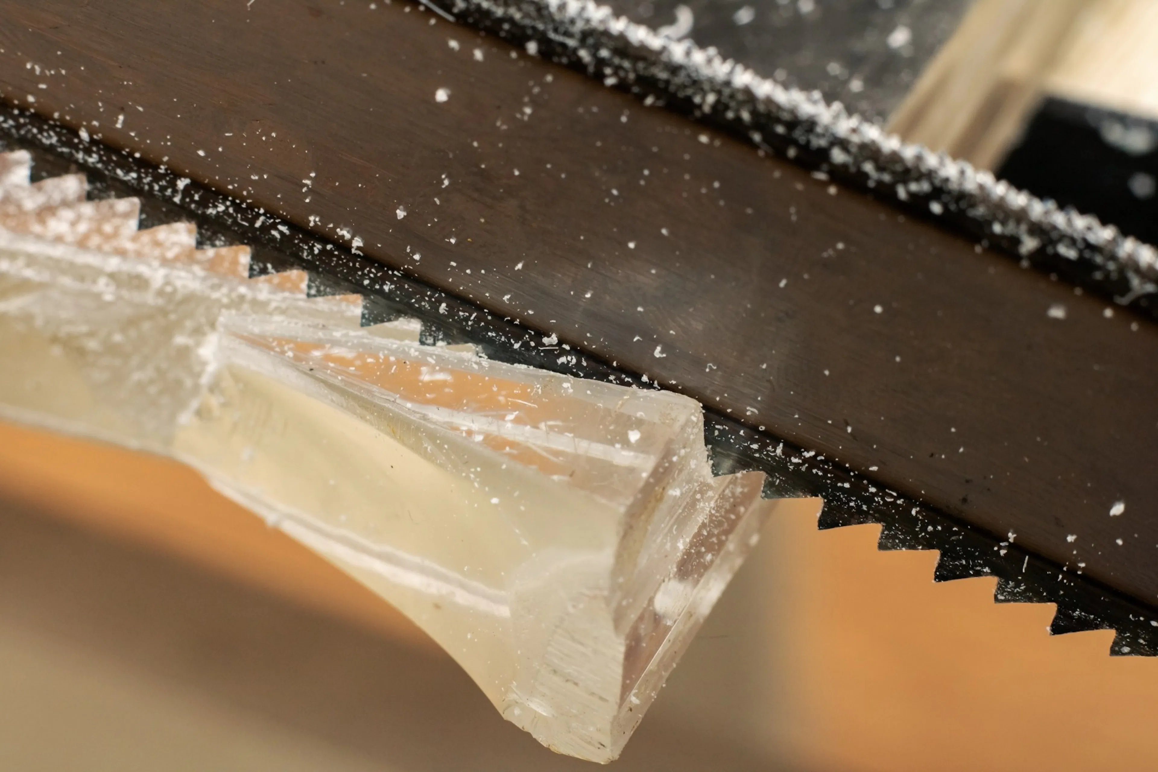 Såga plexiglas – våra bästa tips för raka och jämna snitt