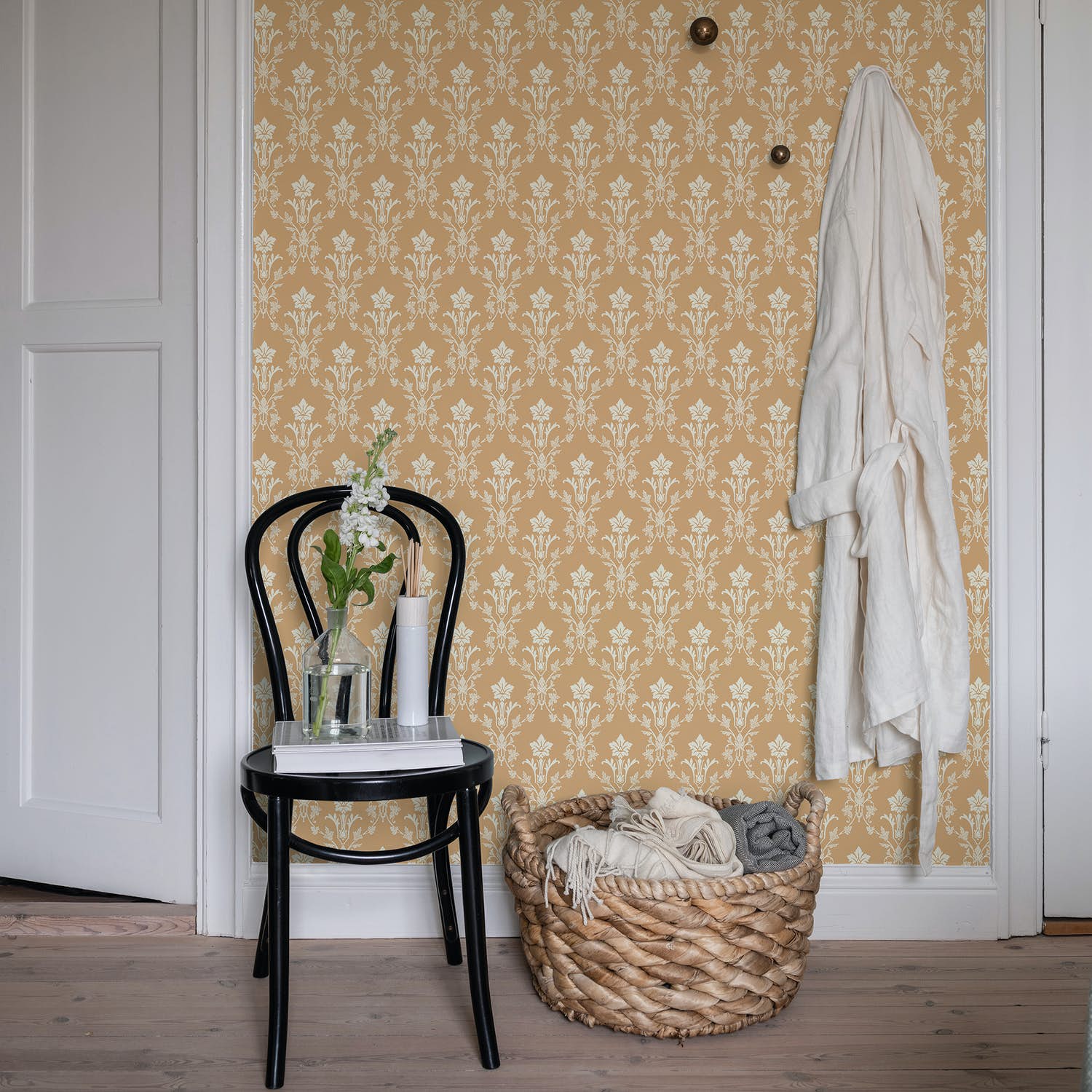 Vacker gul tapet till hallen