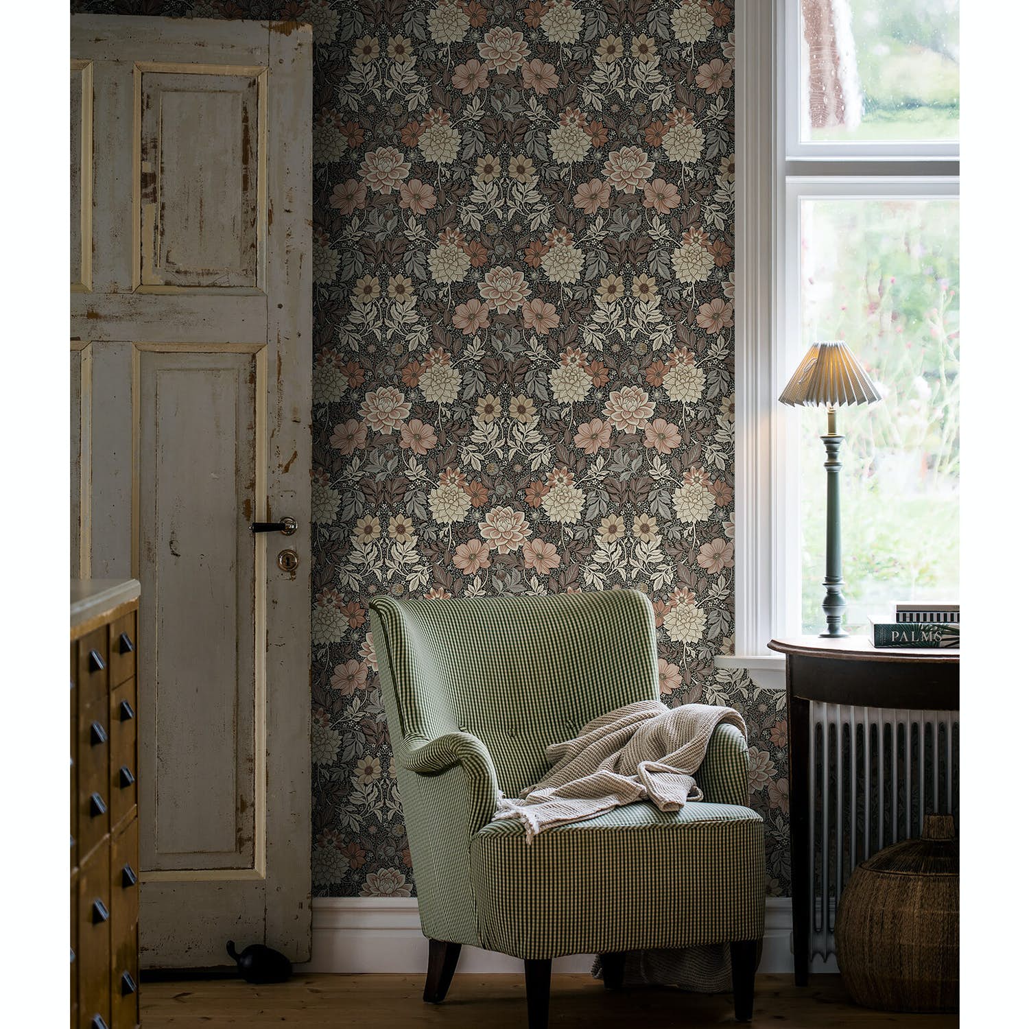 Storblommig tapet till hallen