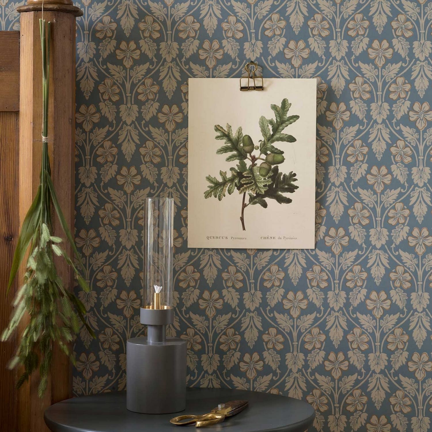 Småblommig tapet till hall