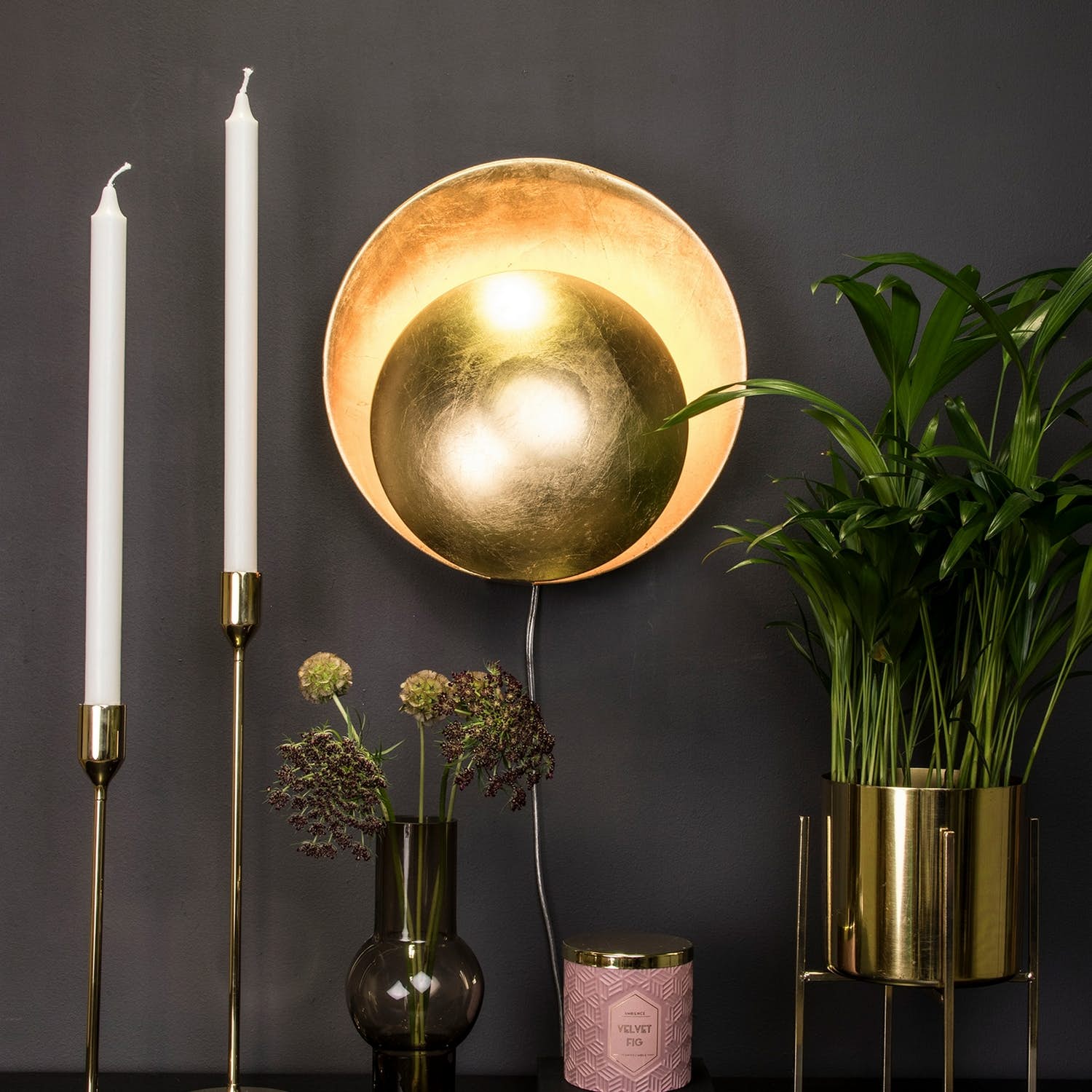 Sovrumslampa i form av stilren vägglampa