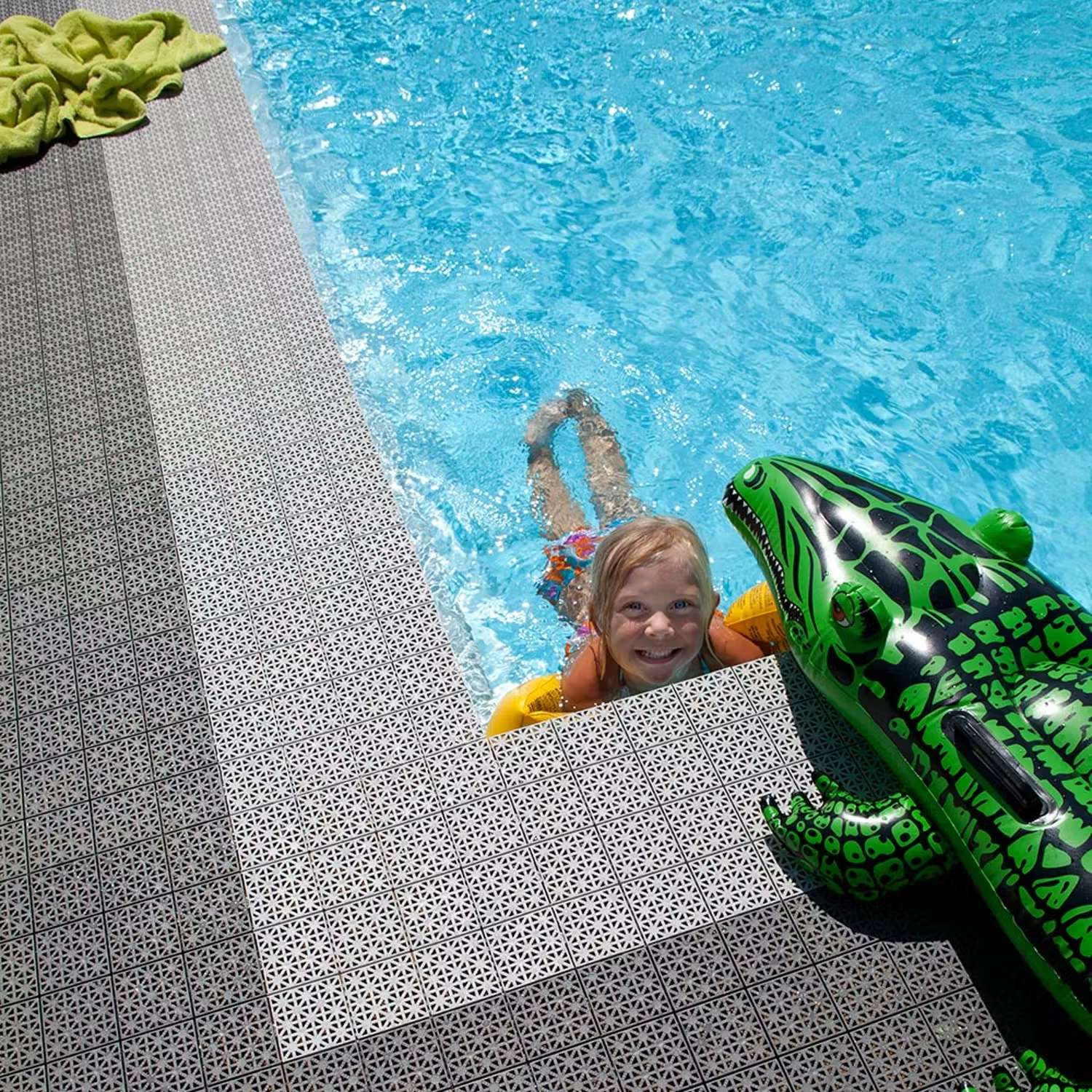 Pooldäck inspiration - Golvplatta Hestraplattan Universa Glacier Grey