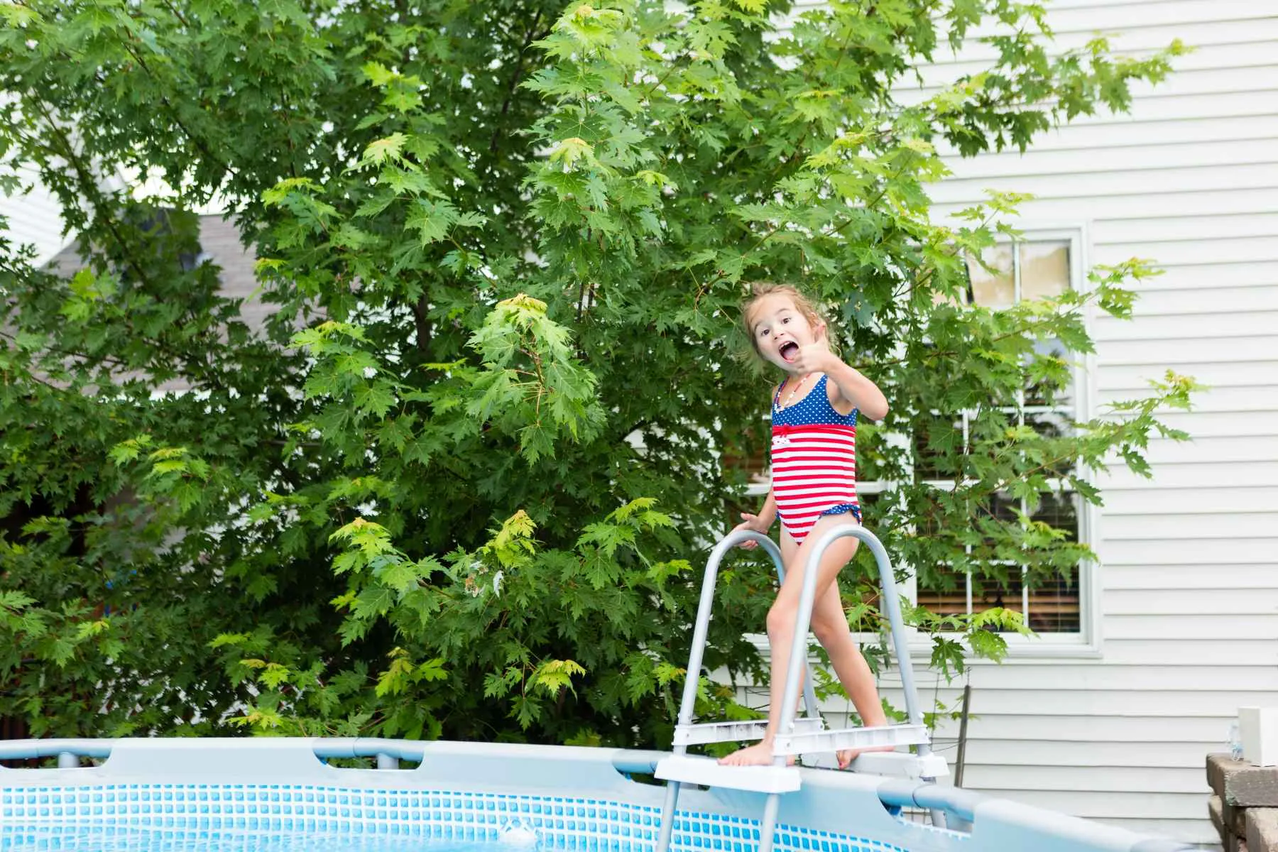 Så väljer du pooltäcke och poolskydd till ovanmarkspool