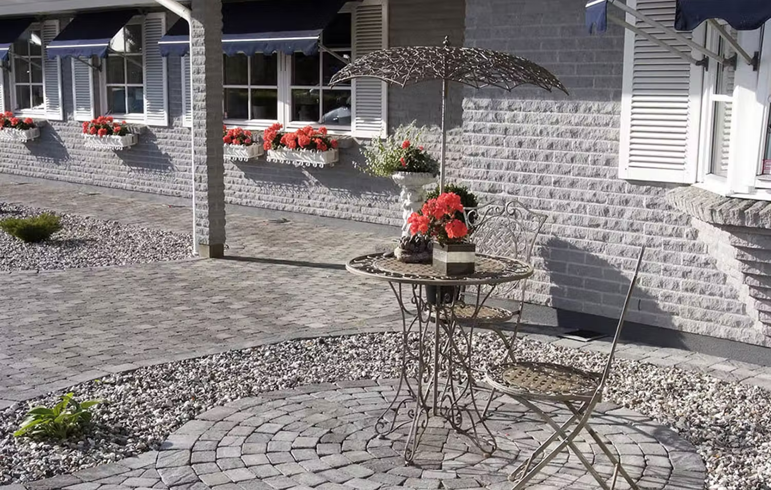 Lantliga stenplattor till uteplatsen