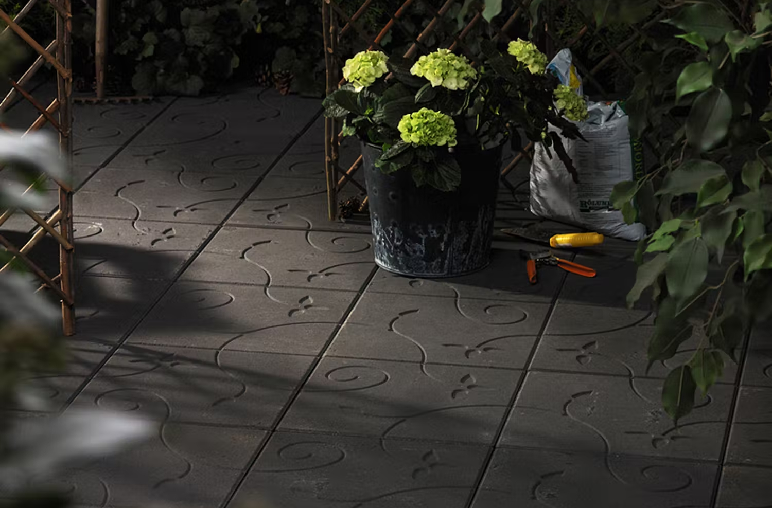 Romantiska stenplattor till uteplatsen