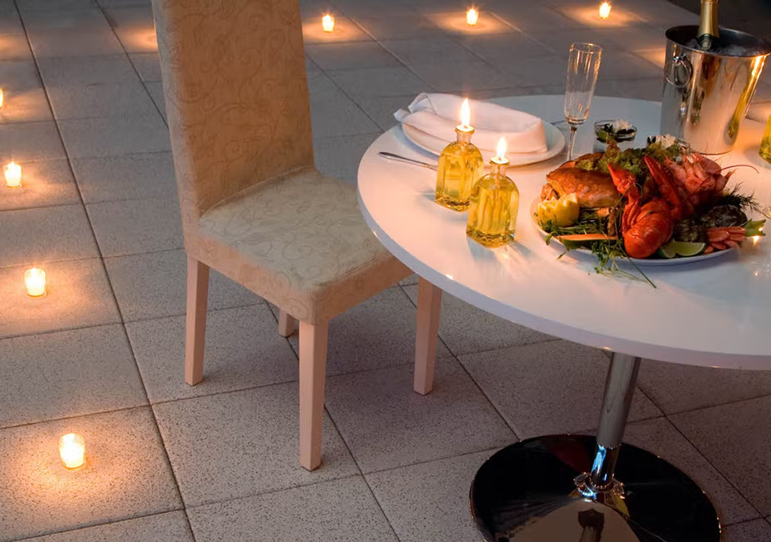 Enkla stenplattor till uteplatsen