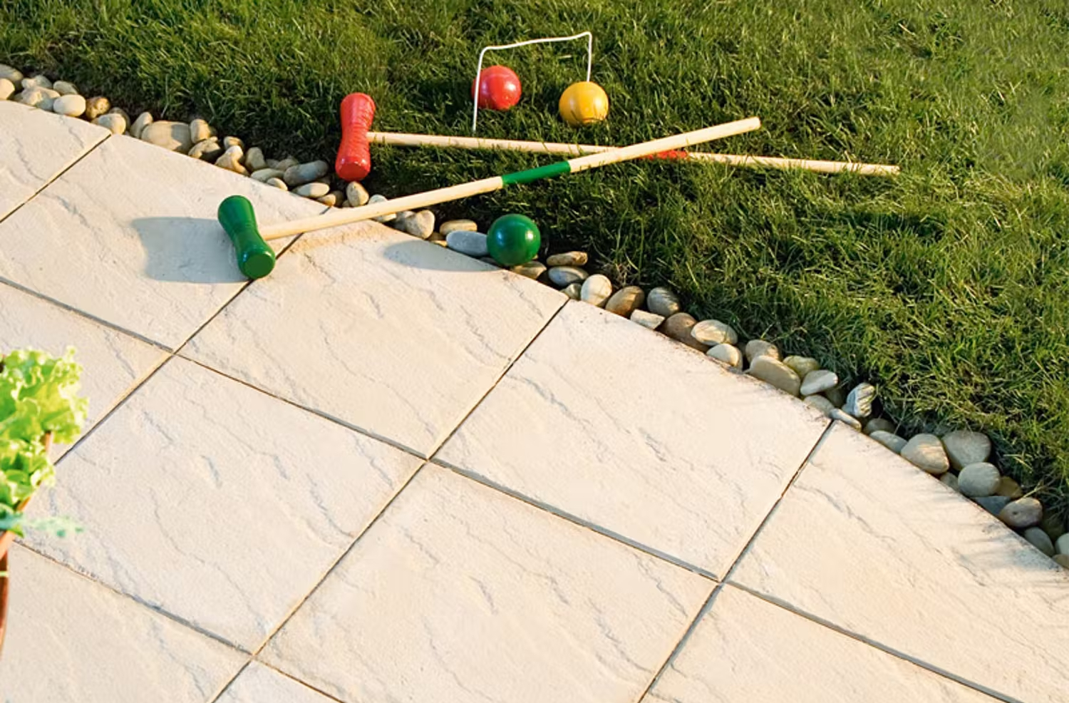 Moderna stenplattor till uteplatsen